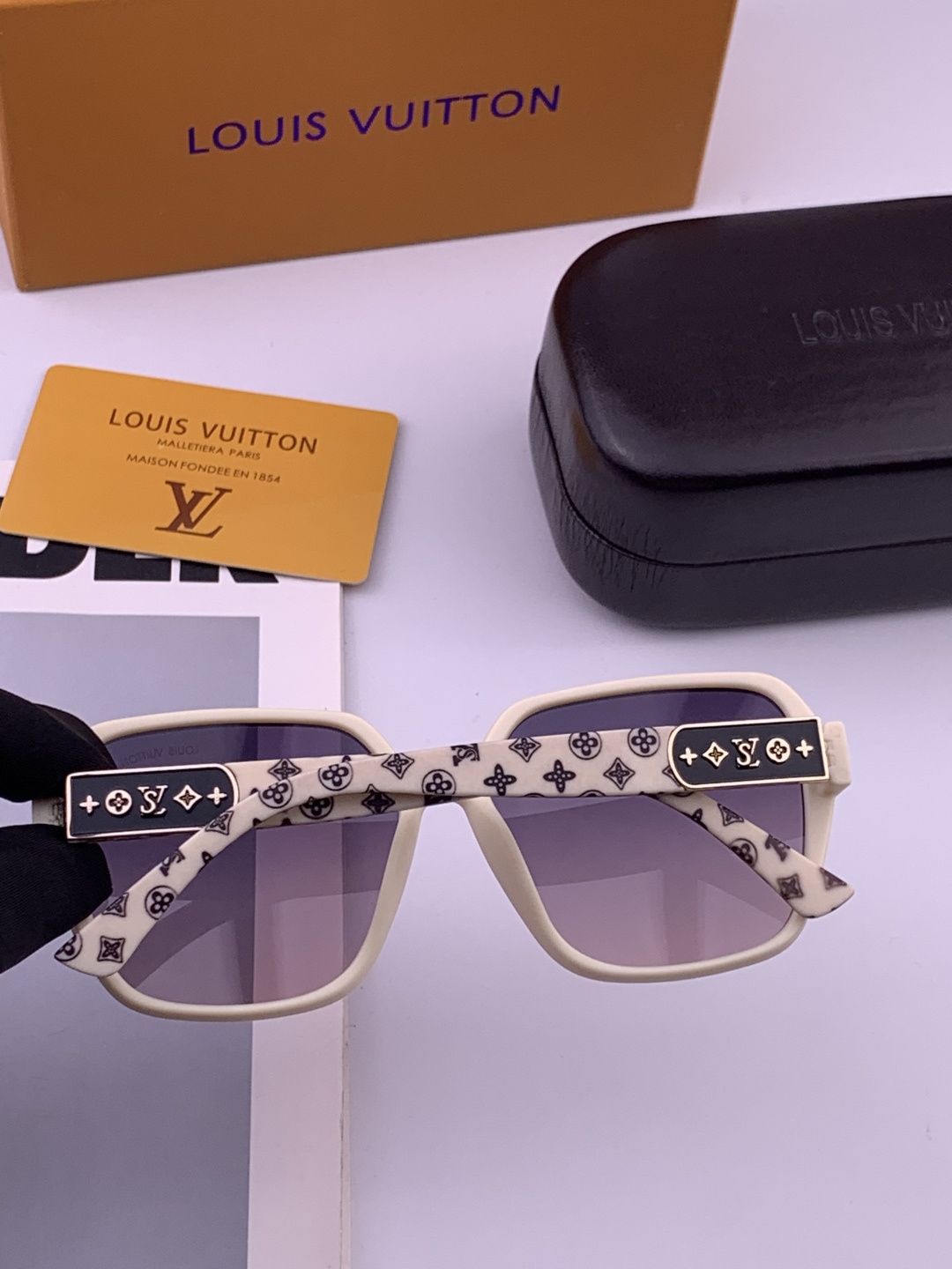 LV 开春新款  潮流爆款 时尚方框太阳镜 高品质 佩戴舒适 网红潮款墨镜 型号L3305