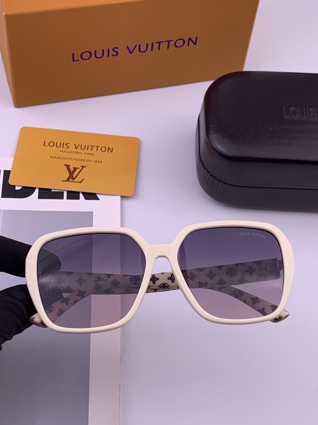 LV 开春新款  潮流爆款 时尚方框太阳镜 高品质 佩戴舒适 网红潮款墨镜 型号L3305