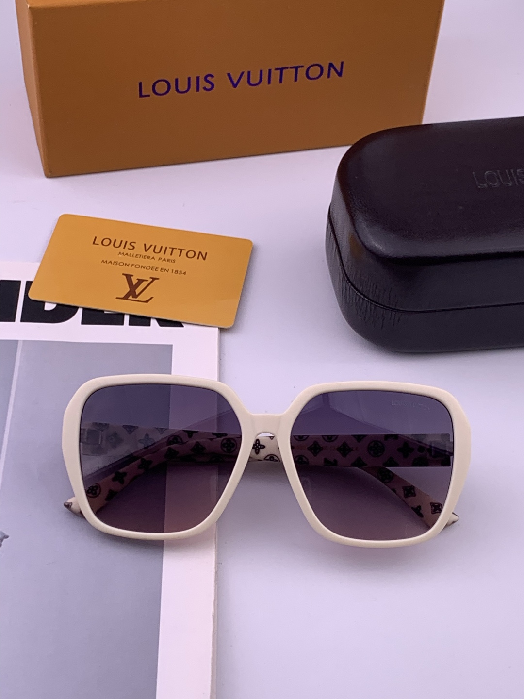 LV 开春新款  潮流爆款 时尚方框太阳镜 高品质 佩戴舒适 网红潮款墨镜 型号L3305