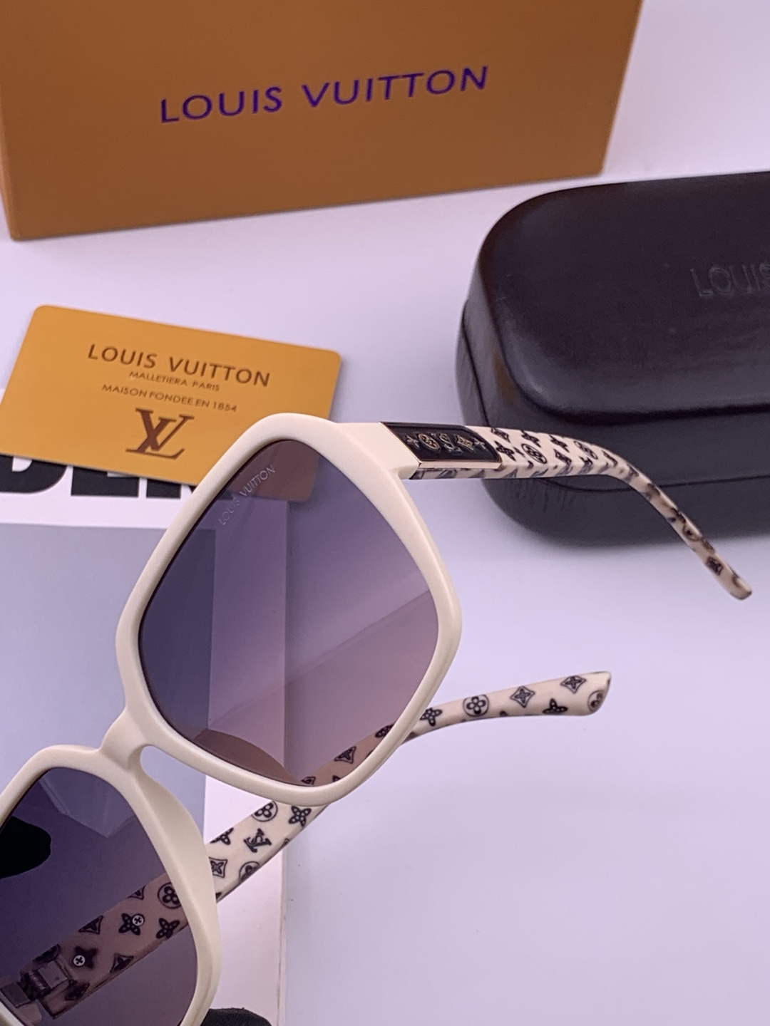 LV 开春新款  潮流爆款 时尚方框太阳镜 高品质 佩戴舒适 网红潮款墨镜 型号L3305