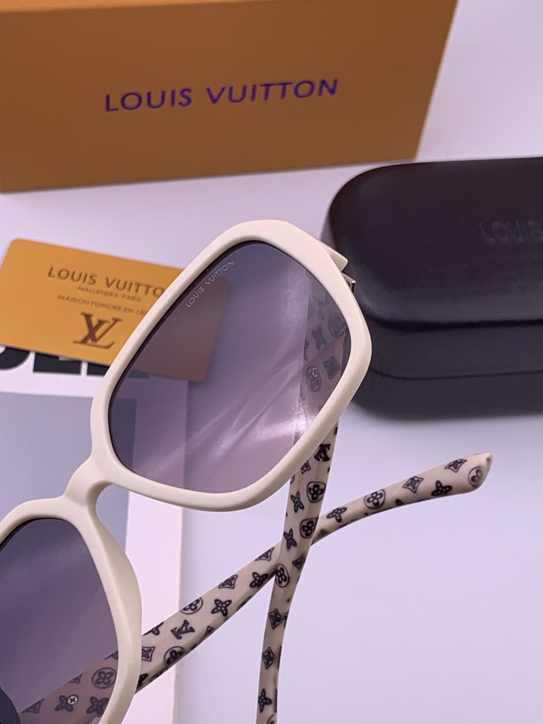 LV 开春新款  潮流爆款 时尚方框太阳镜 高品质 佩戴舒适 网红潮款墨镜 型号L3305