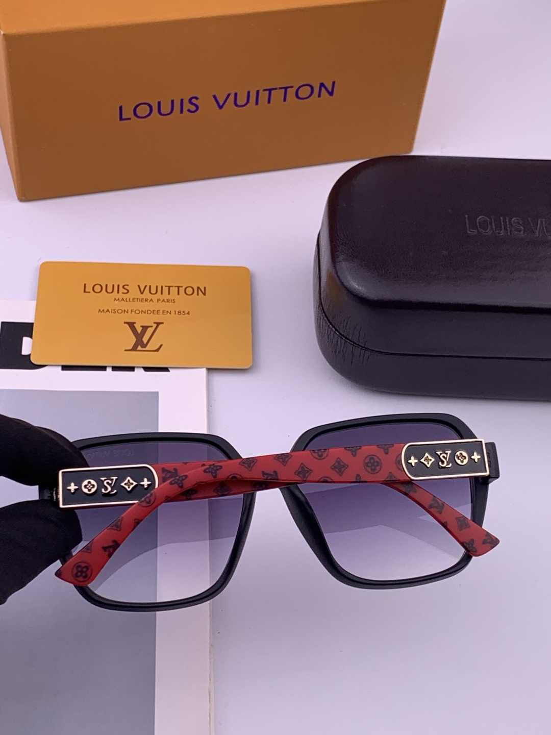 LV 开春新款  潮流爆款 时尚方框太阳镜 高品质 佩戴舒适 网红潮款墨镜 型号L3305
