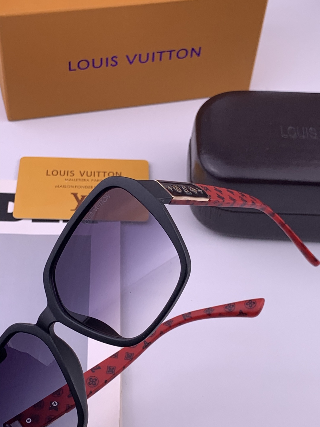 LV 开春新款  潮流爆款 时尚方框太阳镜 高品质 佩戴舒适 网红潮款墨镜 型号L3305