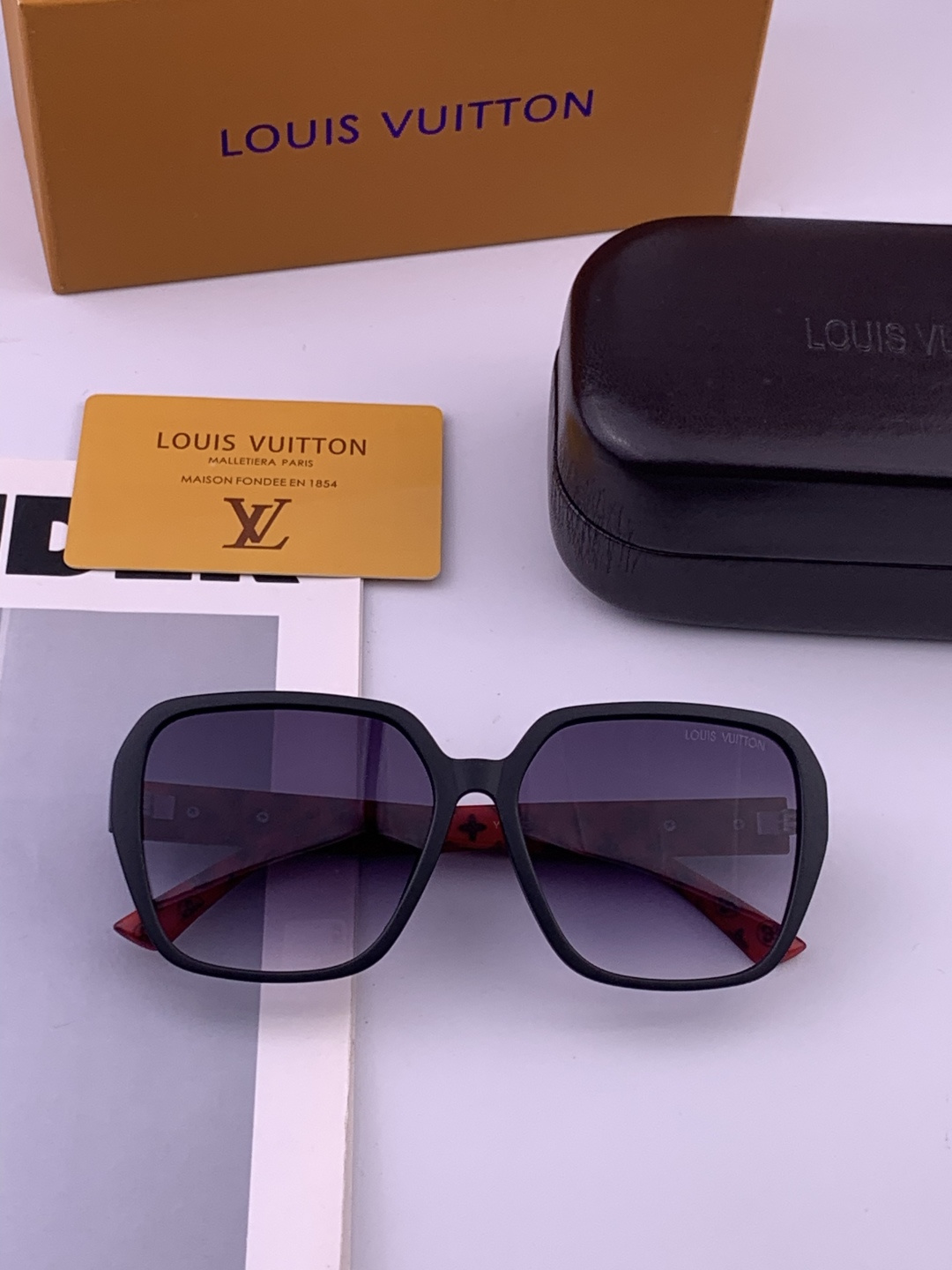 LV 开春新款  潮流爆款 时尚方框太阳镜 高品质 佩戴舒适 网红潮款墨镜 型号L3305