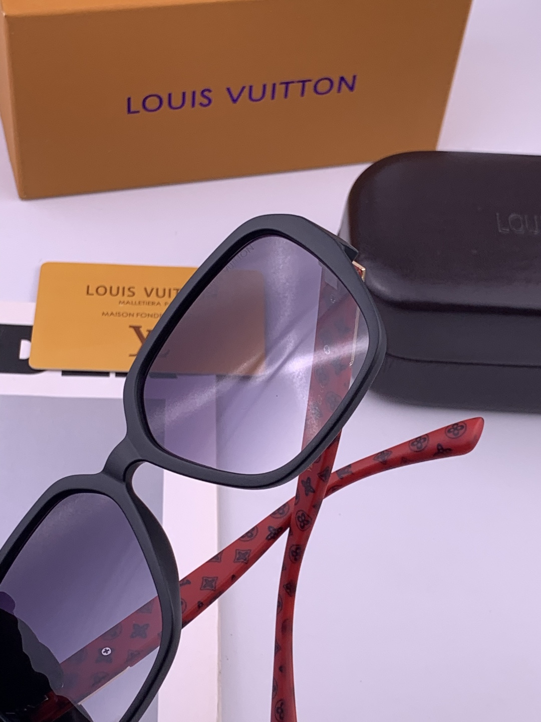 LV 开春新款  潮流爆款 时尚方框太阳镜 高品质 佩戴舒适 网红潮款墨镜 型号L3305