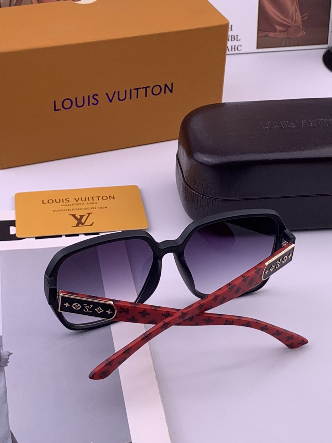 LV 开春新款  潮流爆款 时尚方框太阳镜 高品质 佩戴舒适 网红潮款墨镜 型号L3305