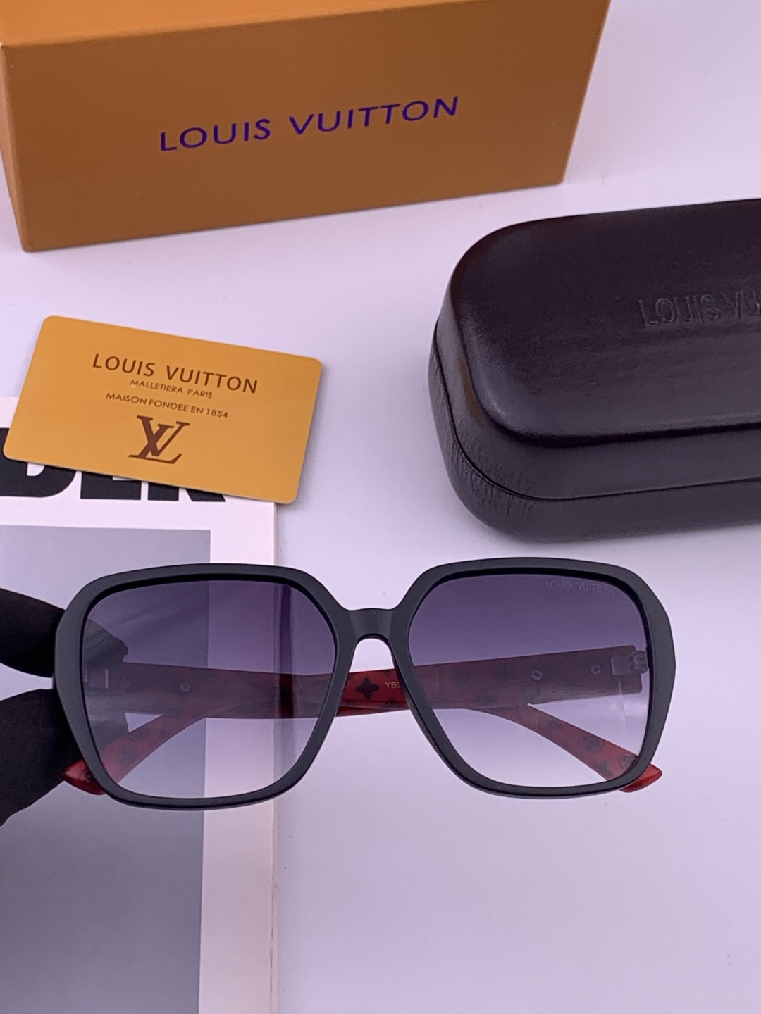LV 开春新款  潮流爆款 时尚方框太阳镜 高品质 佩戴舒适 网红潮款墨镜 型号L3305
