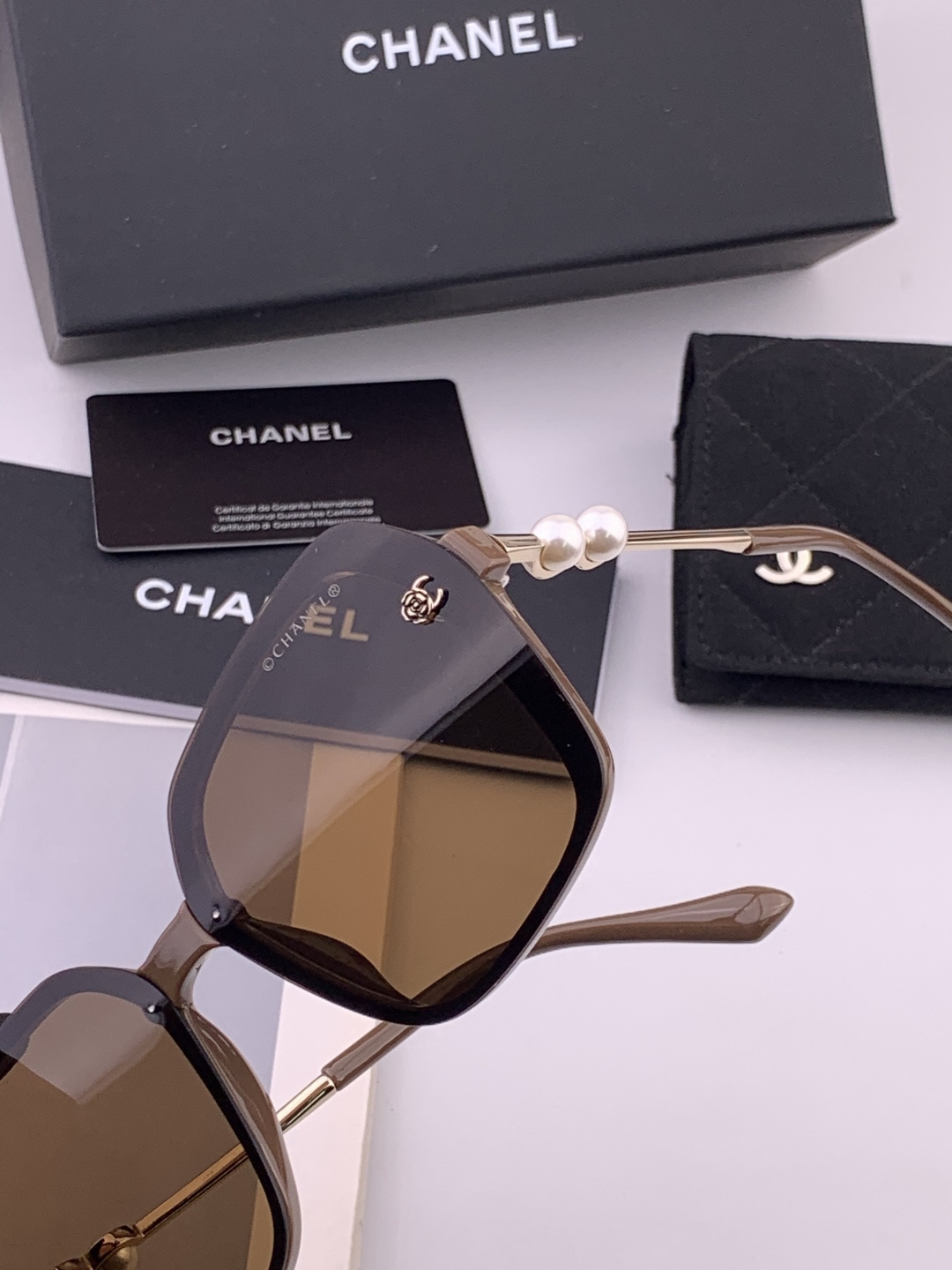 🔺CHANEL🔻官方早春新款，众多明星同款[色]香奈儿‼️‼️新款珍珠大框偏光墨镜 ，🌈🌈宝丽来超清偏光