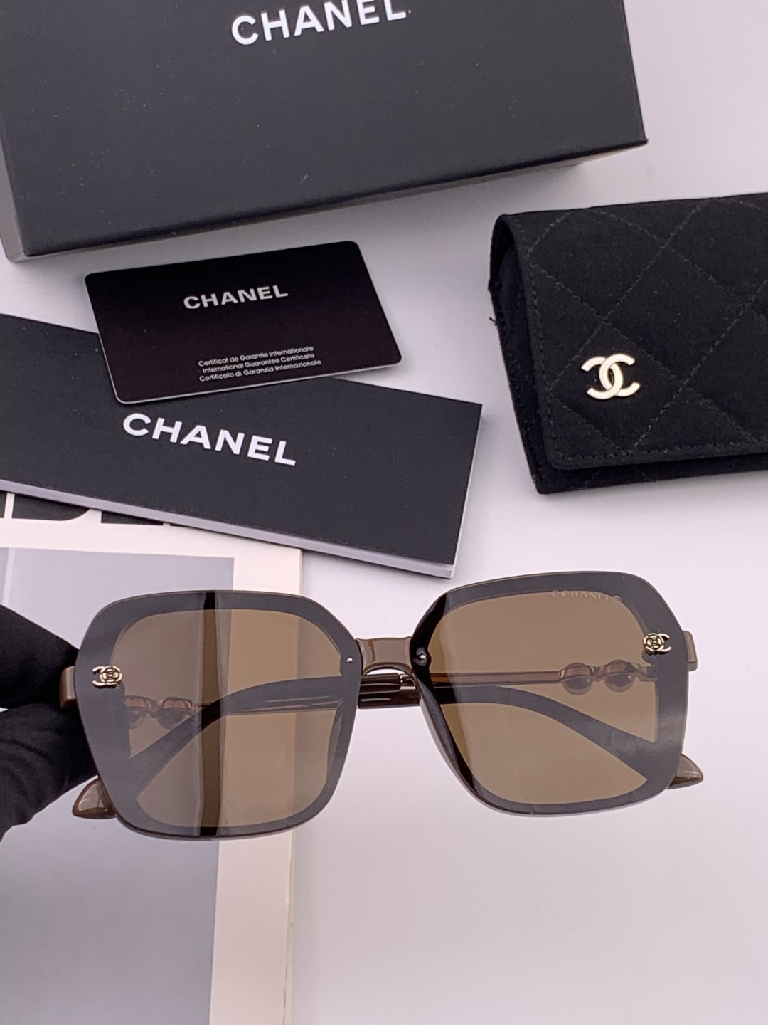 🔺CHANEL🔻官方早春新款，众多明星同款[色]香奈儿‼️‼️新款珍珠大框偏光墨镜 ，🌈🌈宝丽来超清偏光