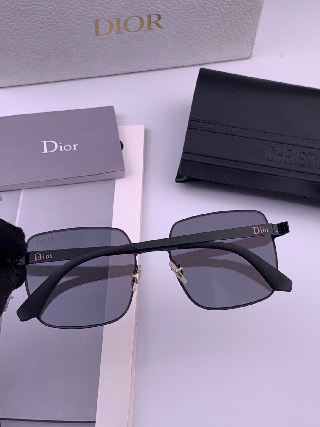 DIOR-迪奥新款男女情侣款太阳iP电镀永不褪色 卖点：超轻超有弹性整幅眼镜无螺丝重要的是压不坏、镜片：