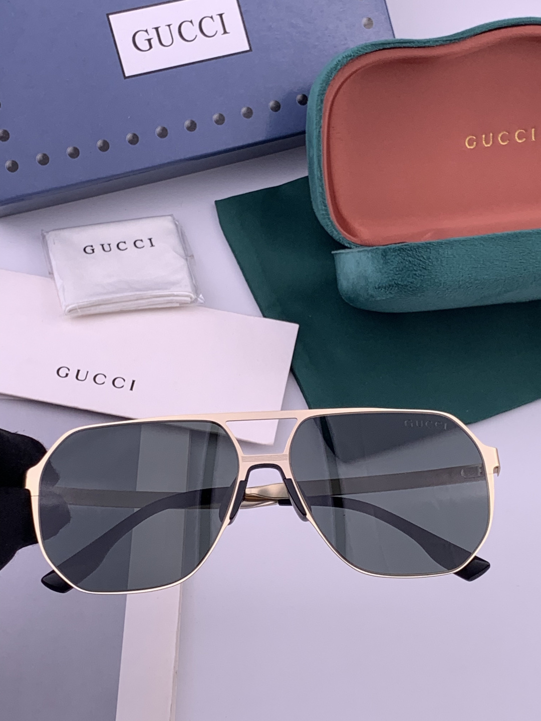 GUCCI 男款炫彩飞行员偏光太阳镜 ❤️材质：高清尼龙加厚卡槽高清偏光镜片 🌹无边框镜架💕颜👍型号：G