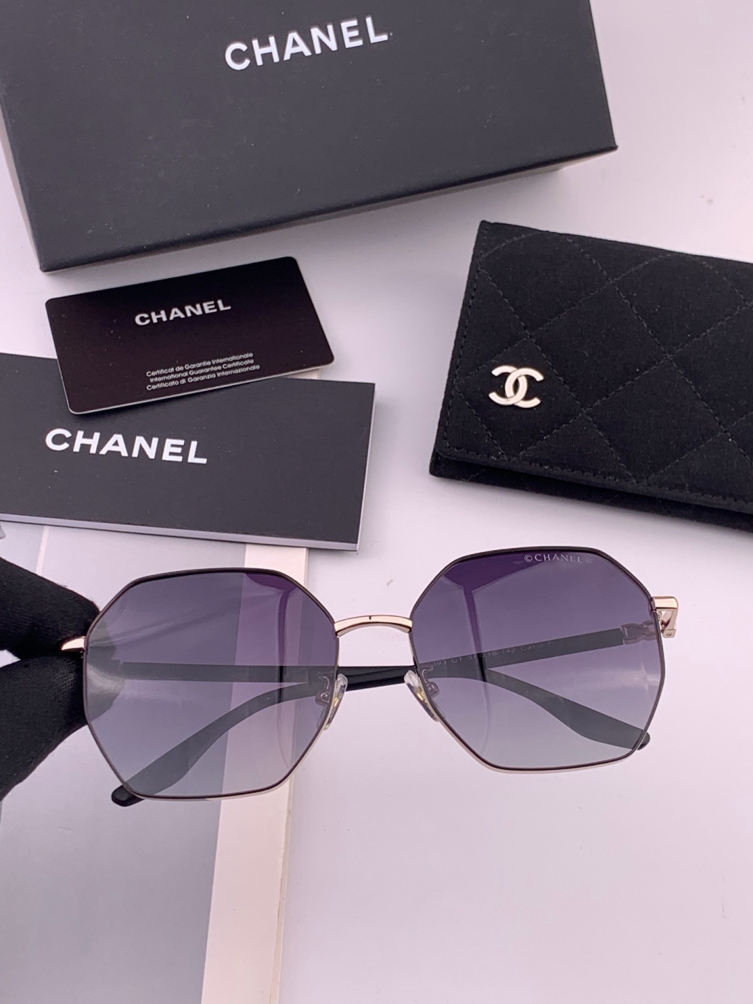Солнечные очки Chanel, золотистая оправа, градиентные линзы