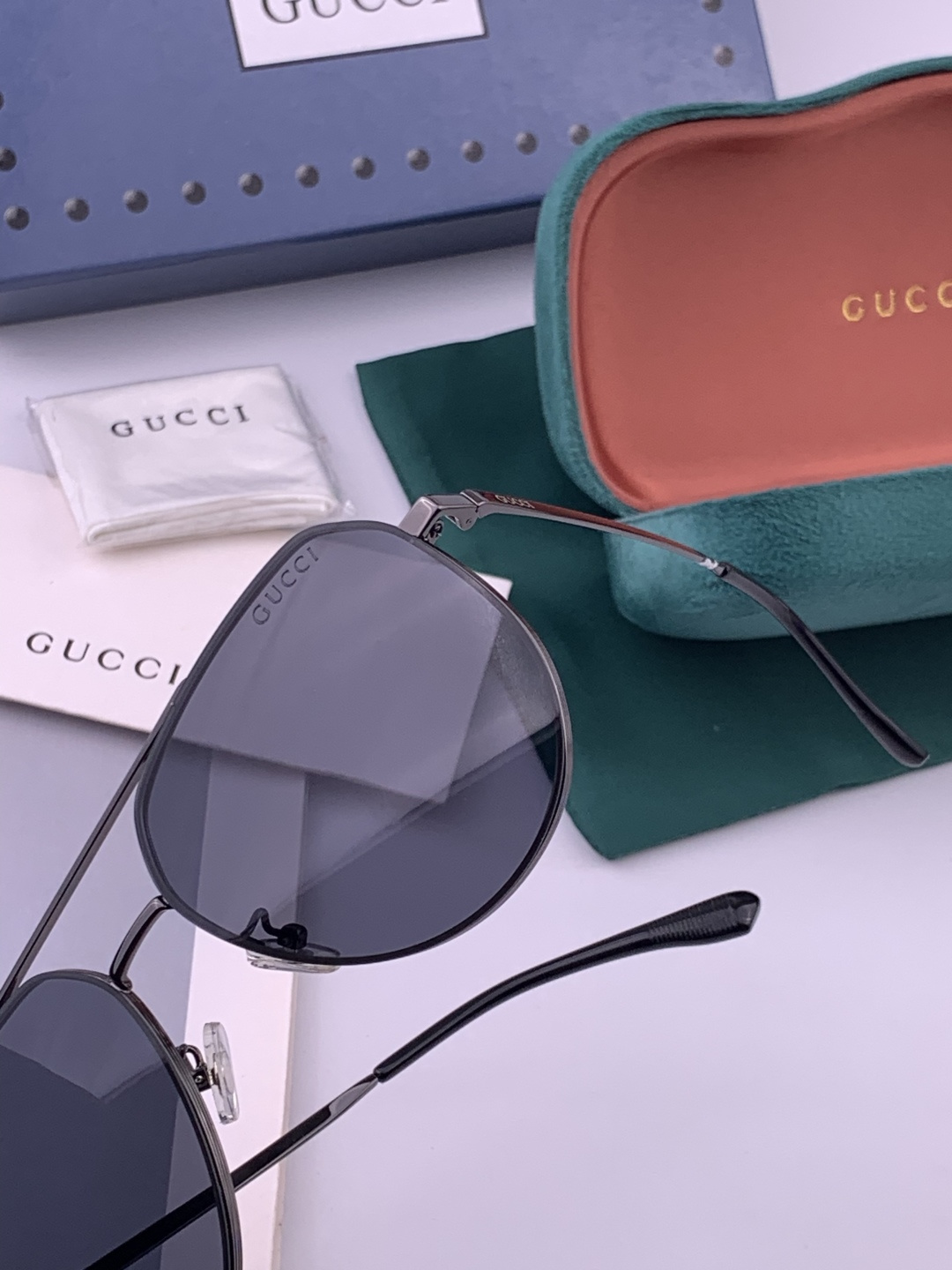 GUCCI 男款炫彩飞行员偏光太阳镜 ❤️材质：高清尼龙加厚卡槽高清偏光镜片 🌹无边框镜架💕颜👍型号：G