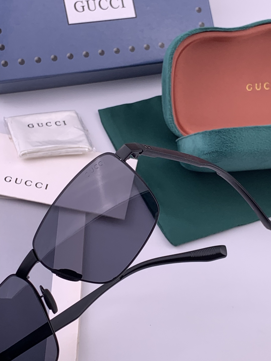 GUCCI 男款炫彩飞行员偏光太阳镜 ❤️材质：高清尼龙加厚卡槽高清偏光镜片 🌹无边框镜架💕颜👍型号：G