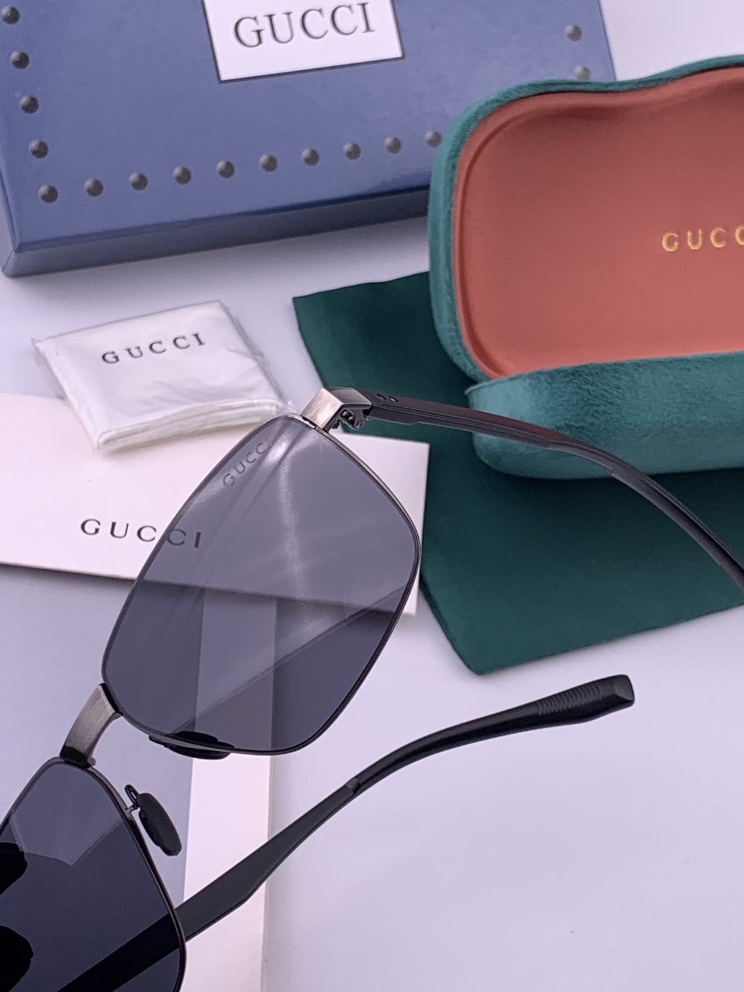 GUCCI 男款炫彩飞行员偏光太阳镜 ❤️材质：高清尼龙加厚卡槽高清偏光镜片 🌹无边框镜架💕颜👍型号：G