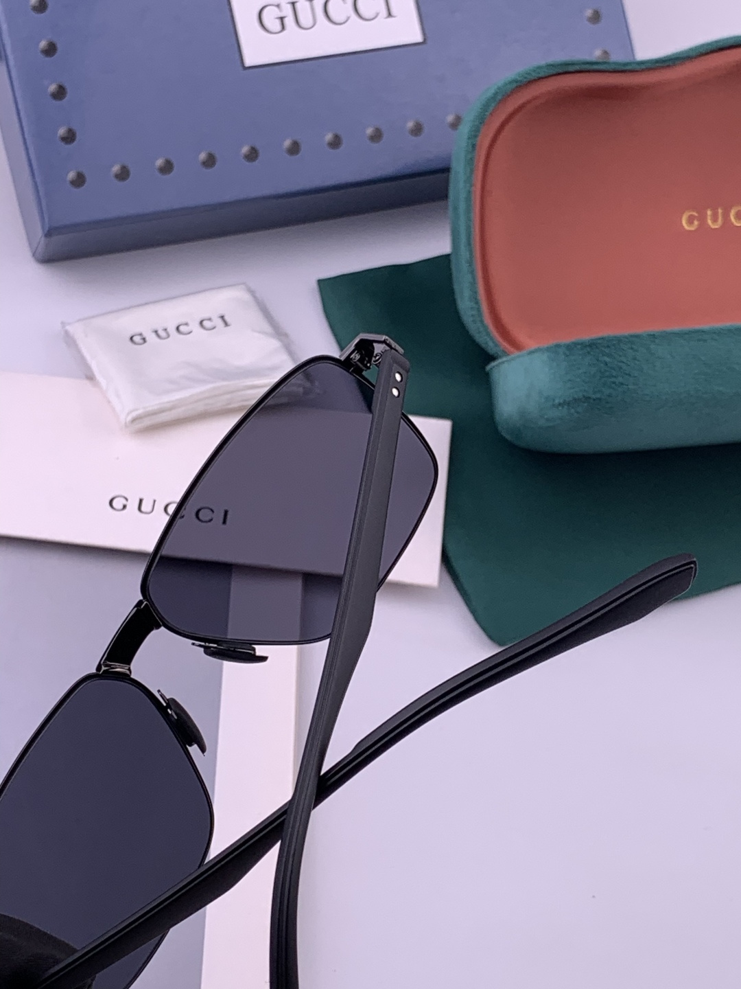 GUCCI 男款炫彩飞行员偏光太阳镜 ❤️材质：高清尼龙加厚卡槽高清偏光镜片 🌹无边框镜架💕颜👍型号：G