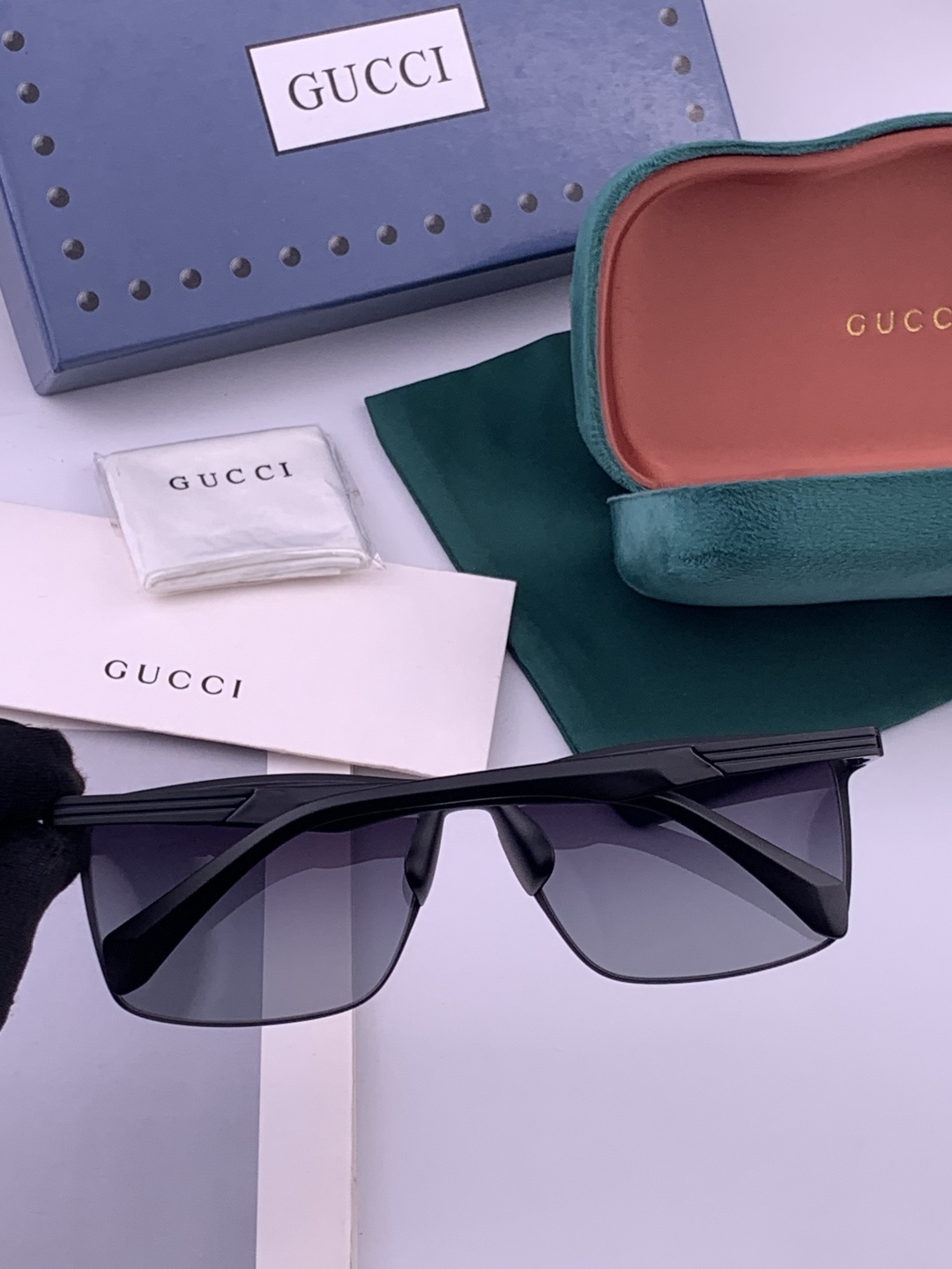 GUCCI 男款炫彩飞行员偏光太阳镜 ❤️材质：高清尼龙加厚卡槽高清偏光镜片 🌹无边框镜架💕颜👍型号：G