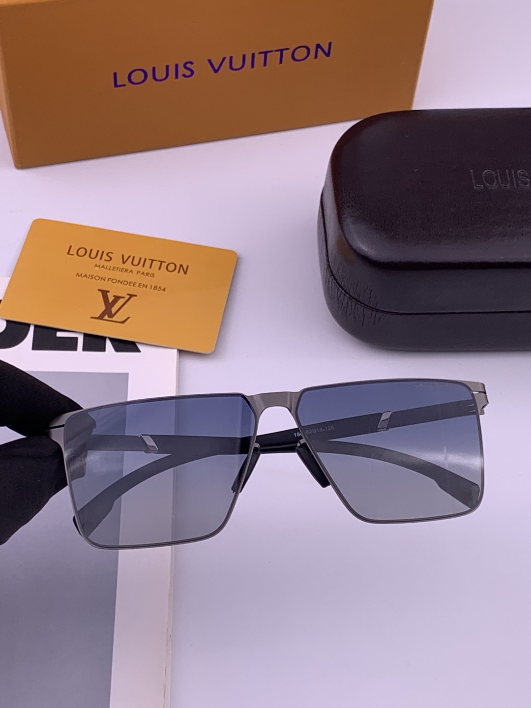 ♦️LV 新款男女情侣款太阳镜多边形墨镜iP电镀永不褪色 超轻超有弹性整幅眼镜无螺丝重要的是压不坏 高清