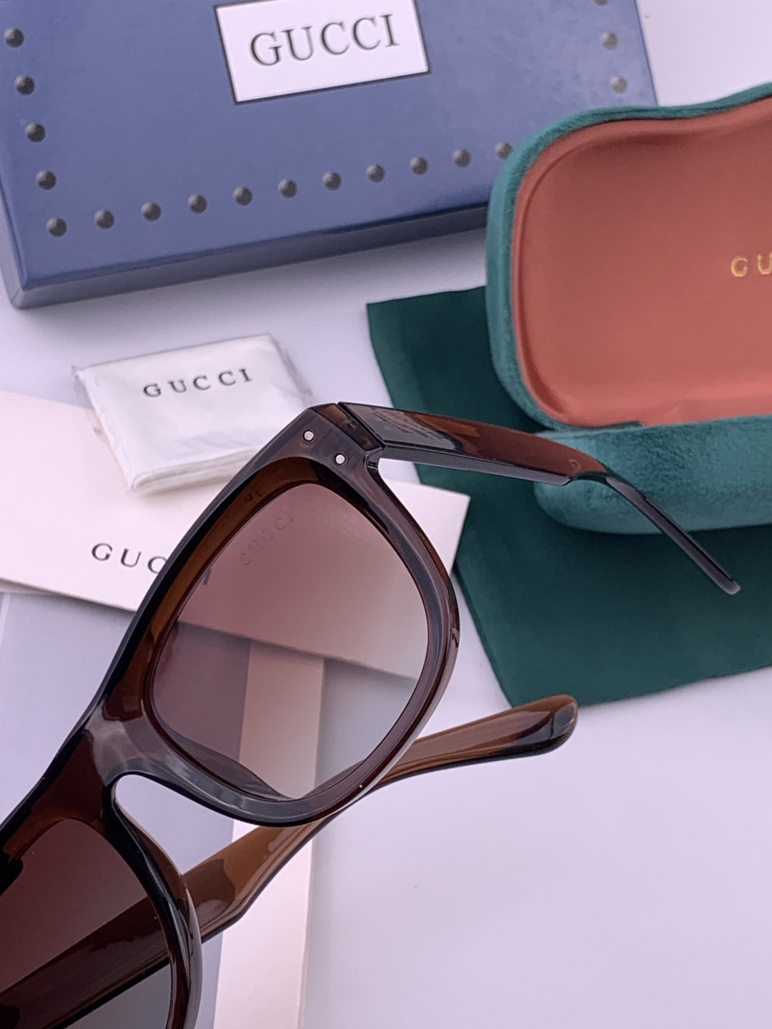 🔺 【GUCCI】开春新款 潮流爆款 时尚方框偏光太阳镜 高品质 佩戴舒适 网红潮款墨镜 型号：G910