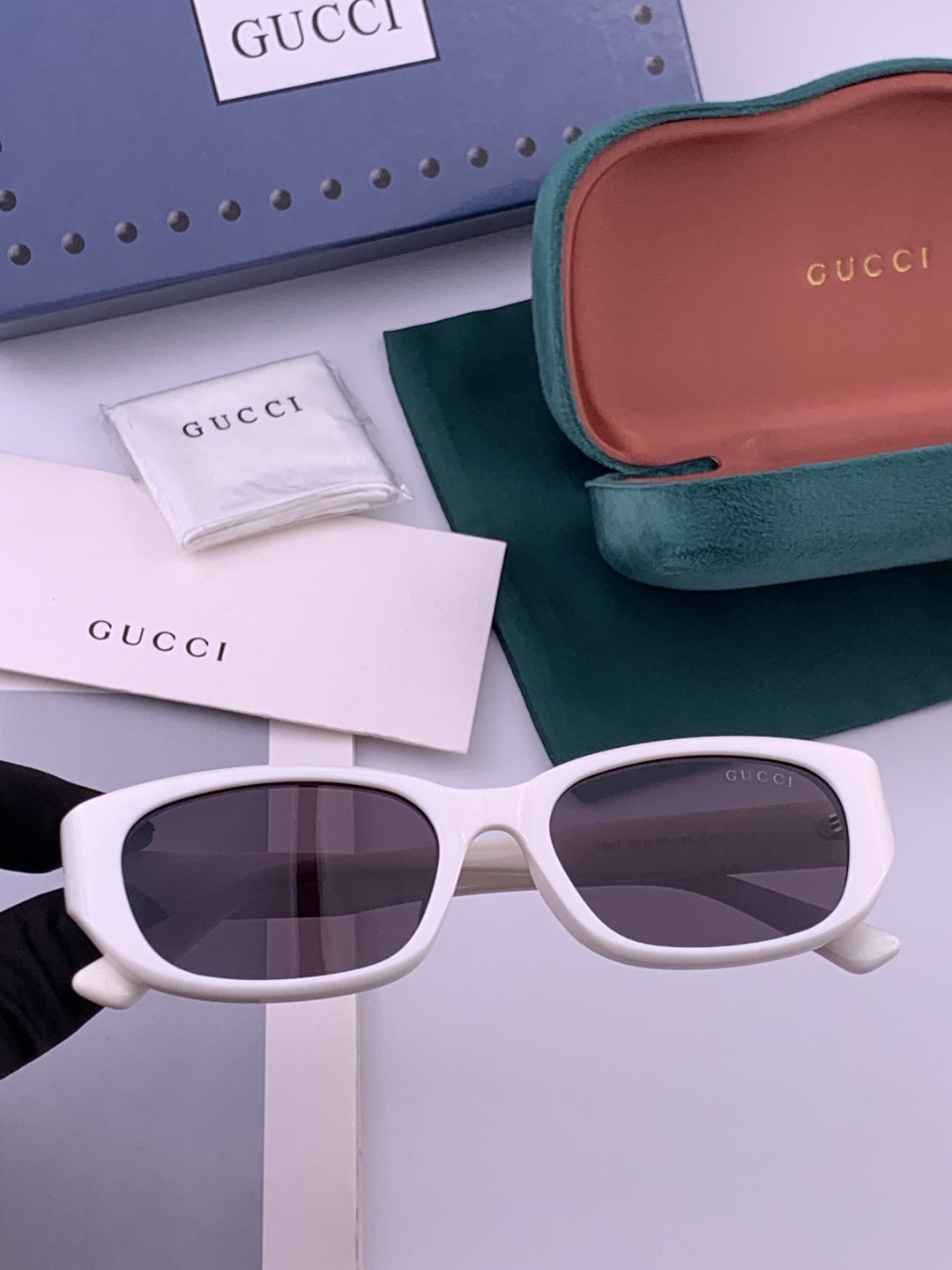 Gucci   经典的小框设计，不挑脸型，无论搭配大衣还是连衣裙都非常显气质尼龙偏光镜片预防紫外线 型号