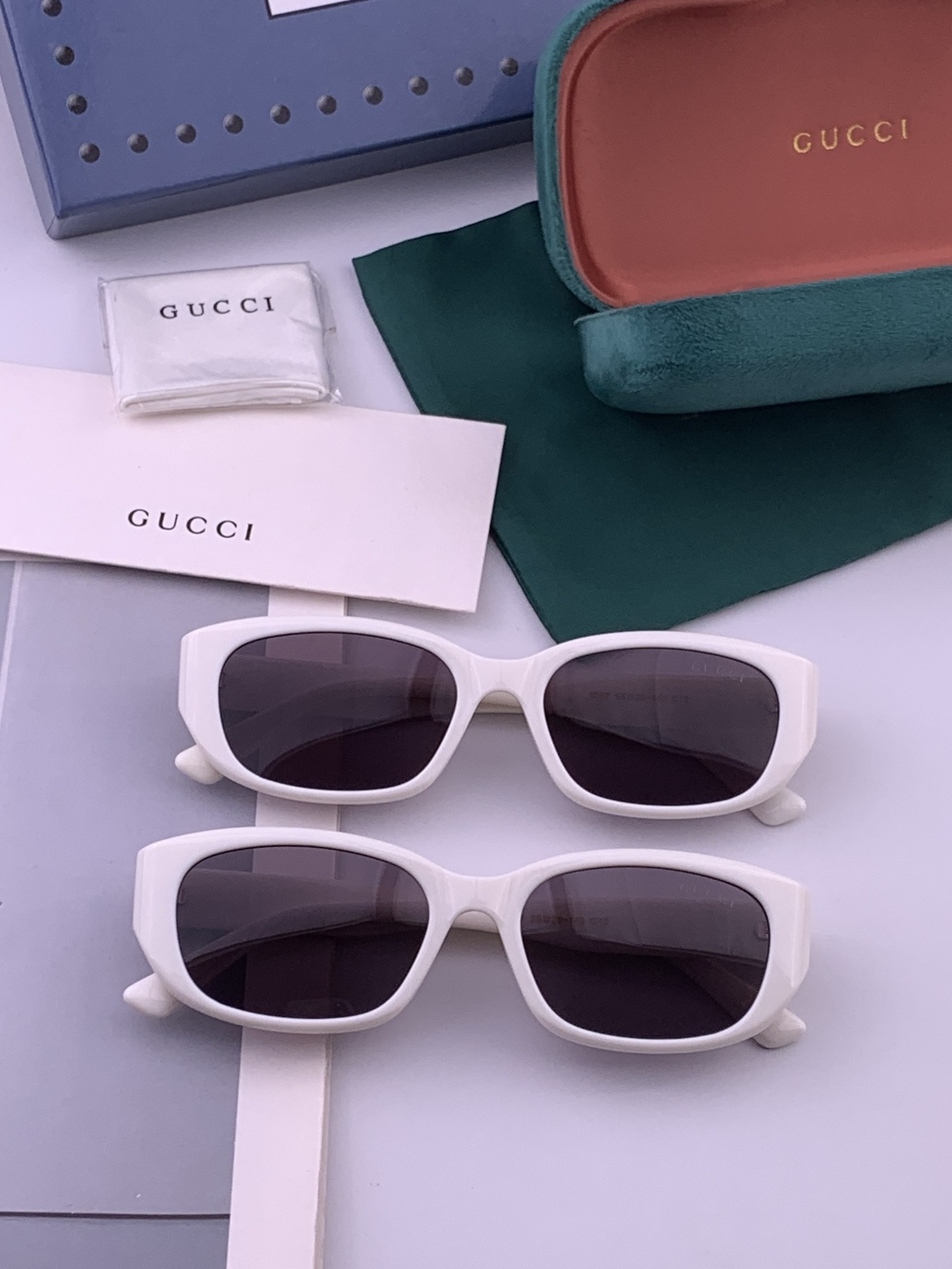 Gucci   经典的小框设计，不挑脸型，无论搭配大衣还是连衣裙都非常显气质尼龙偏光镜片预防紫外线 型号