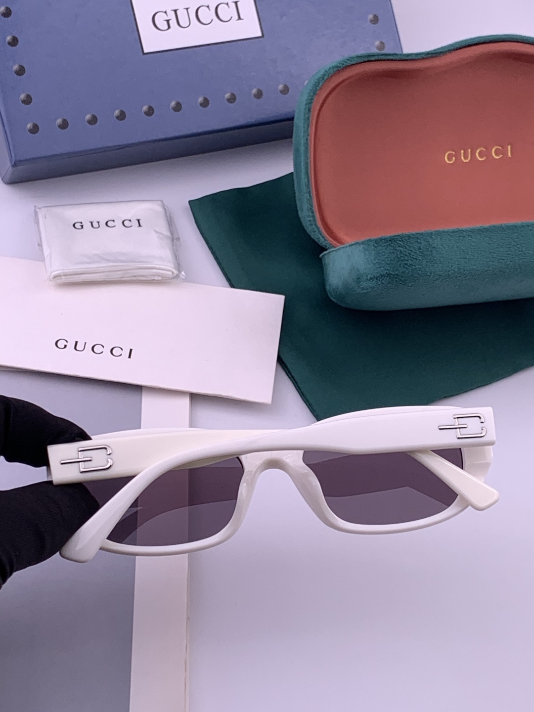 Gucci   经典的小框设计，不挑脸型，无论搭配大衣还是连衣裙都非常显气质尼龙偏光镜片预防紫外线 型号