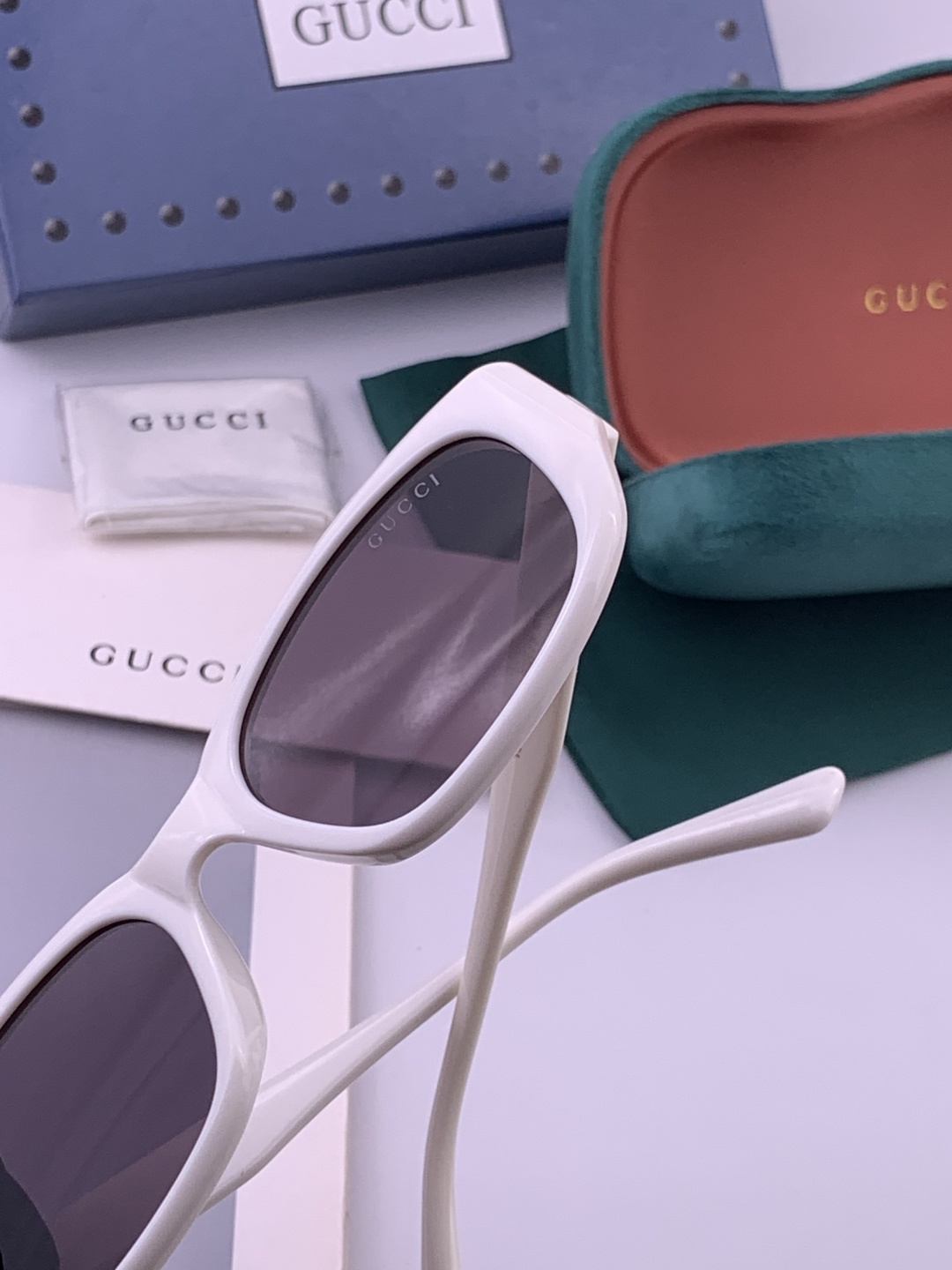 Gucci   经典的小框设计，不挑脸型，无论搭配大衣还是连衣裙都非常显气质尼龙偏光镜片预防紫外线 型号