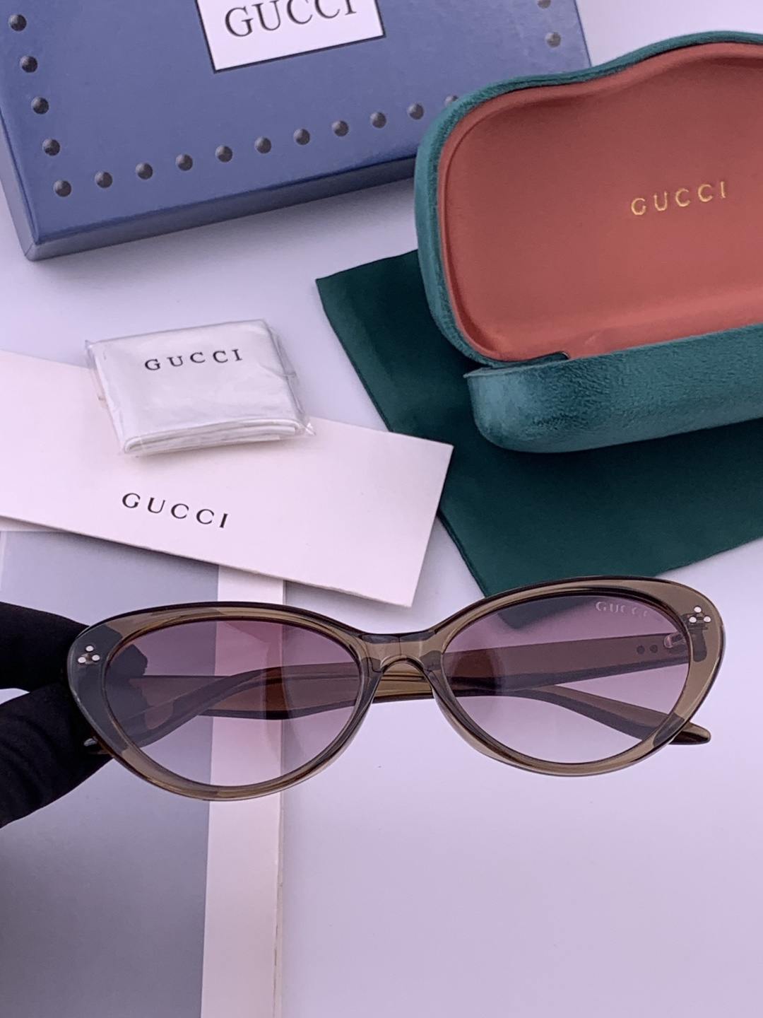 Gucci   经典的小框设计，不挑脸型，无论搭配大衣还是连衣裙都非常显气质尼龙偏光镜片预防紫外线 型号
