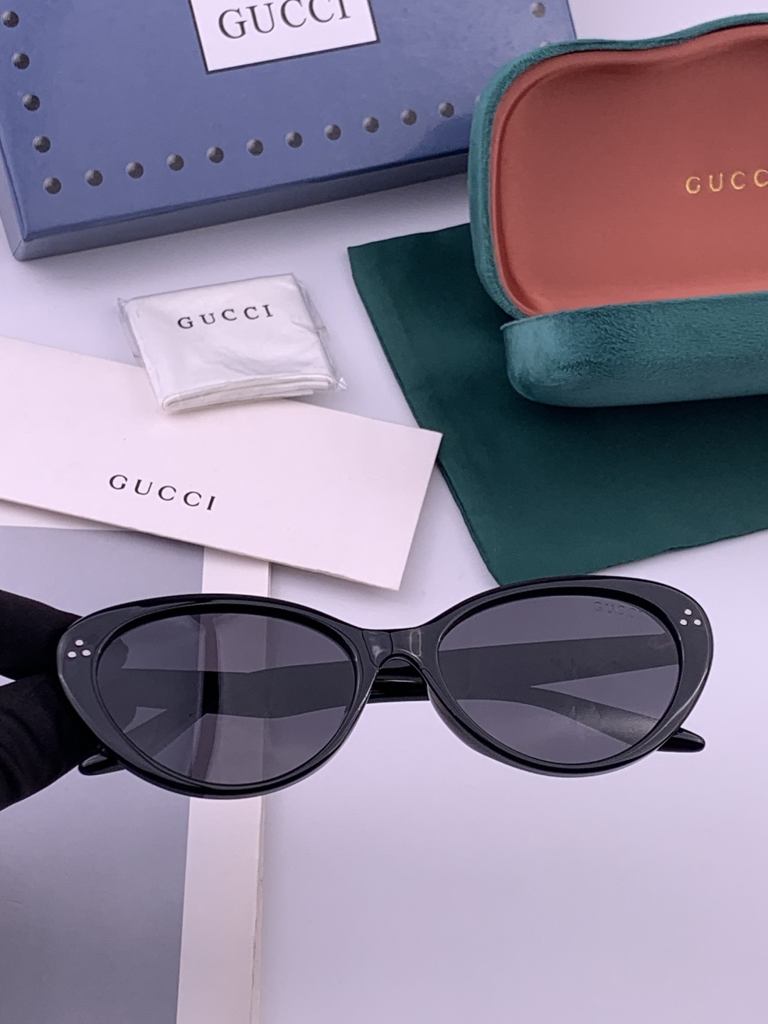 Gucci   经典的小框设计，不挑脸型，无论搭配大衣还是连衣裙都非常显气质尼龙偏光镜片预防紫外线 型号
