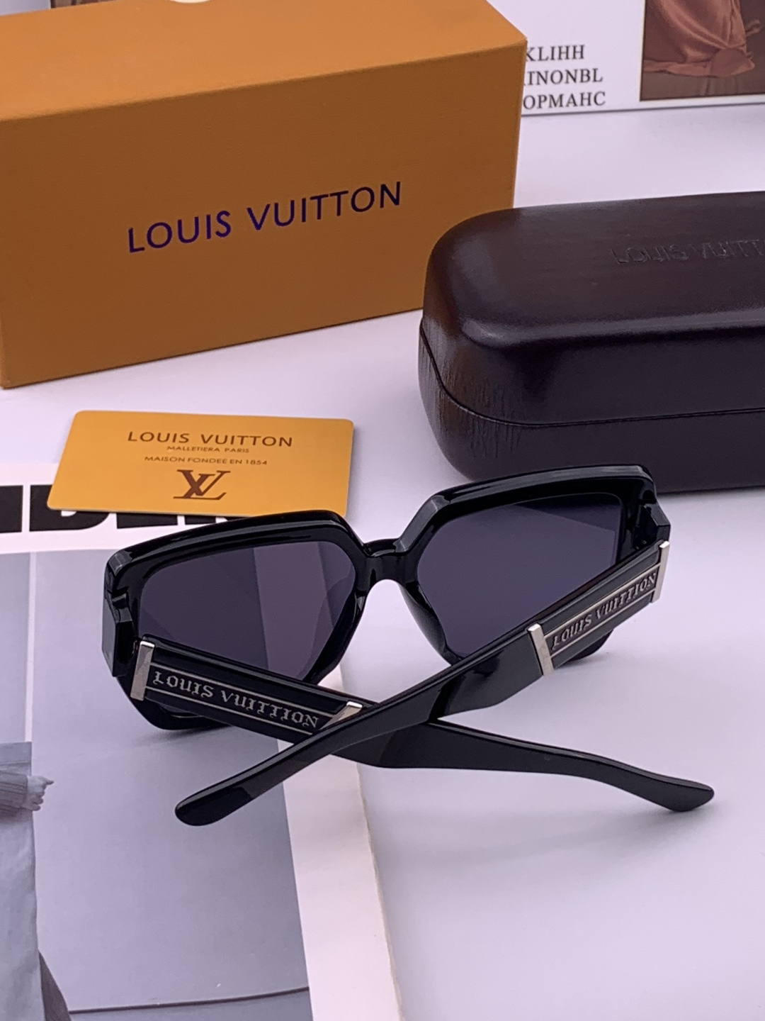 LV 开春新款  潮流爆款 时尚方框太阳镜 高品质 佩戴舒适 网红潮款墨镜 型号L4231