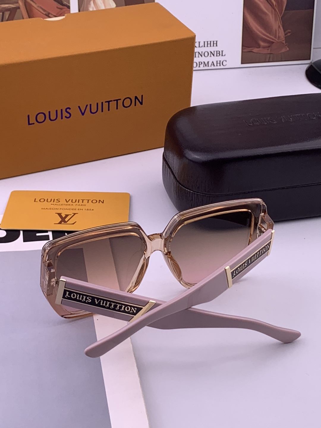 LV 开春新款  潮流爆款 时尚方框太阳镜 高品质 佩戴舒适 网红潮款墨镜 型号L4231