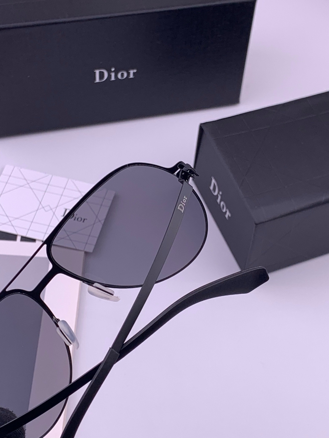 DIOR-迪奥  新款超轻无螺丝压不坏系列情侣款太阳镜高清尼龙镜片 商务旅行版 绅士高清太阳眼镜 （舒适