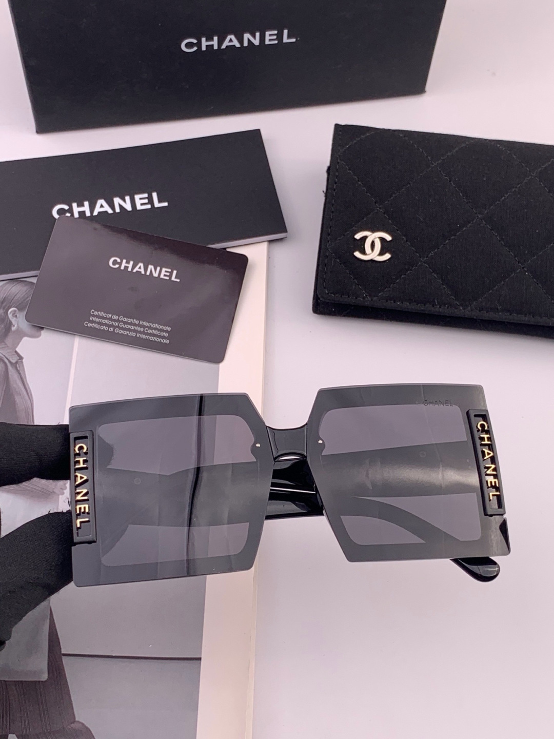 Женские солнцезащитные очки в стильной оправе Chanel