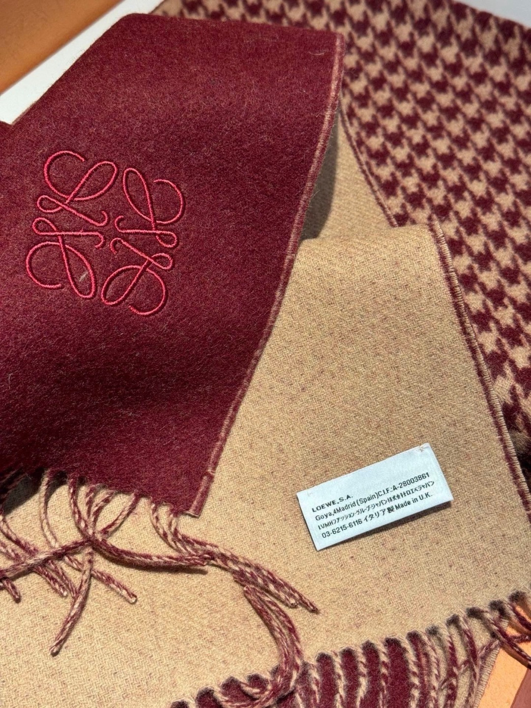 罗意威👍巴黎时装展商务男士女士通用双面羊绒披肩。代工厂臻选上乘的超细羊绒纤维 进行纯手工精梳处理 耗时耗