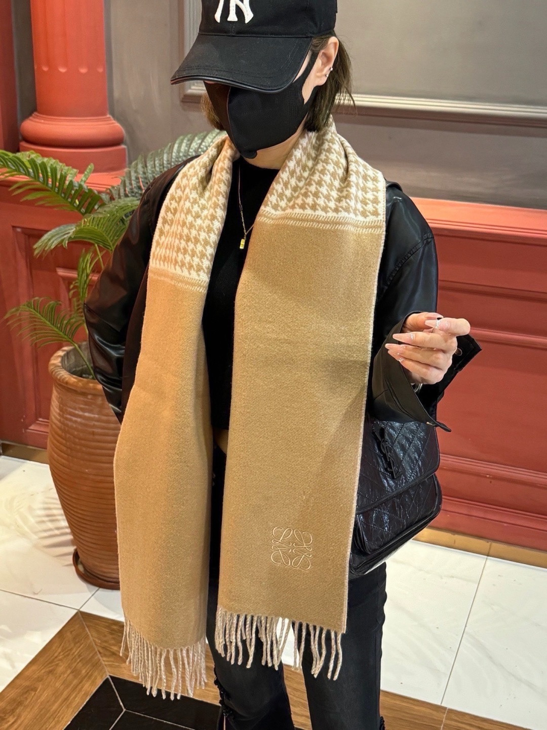 罗意威👍巴黎时装展商务男士女士通用双面羊绒披肩。代工厂臻选上乘的超细羊绒纤维 进行纯手工精梳处理 耗时耗