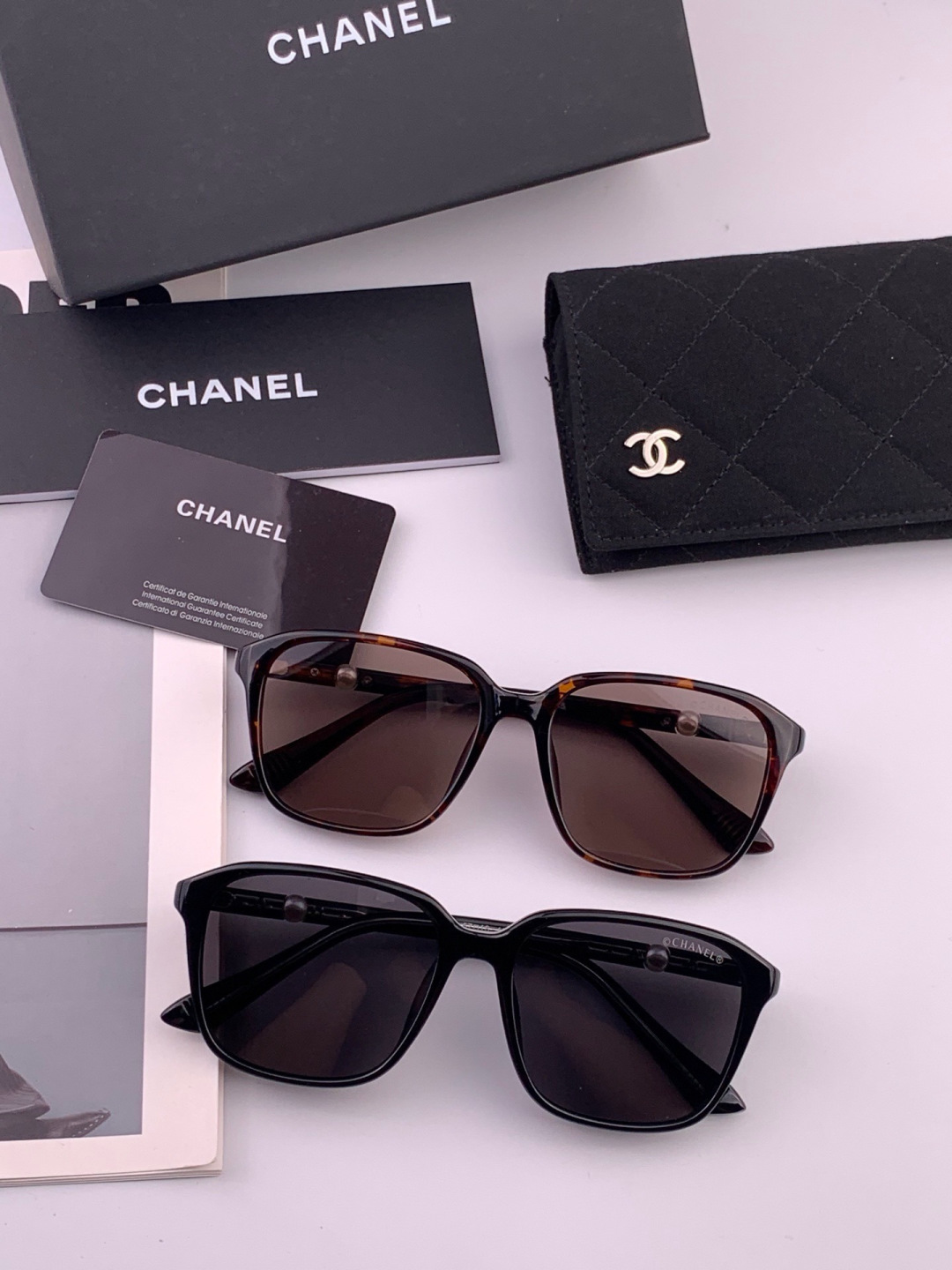 新品CHANEL 香奈儿太阳镜以独特魅力和前卫风格诠释春夏最新眼镜，以方框设计两边经典小香珍珠做点缀，中