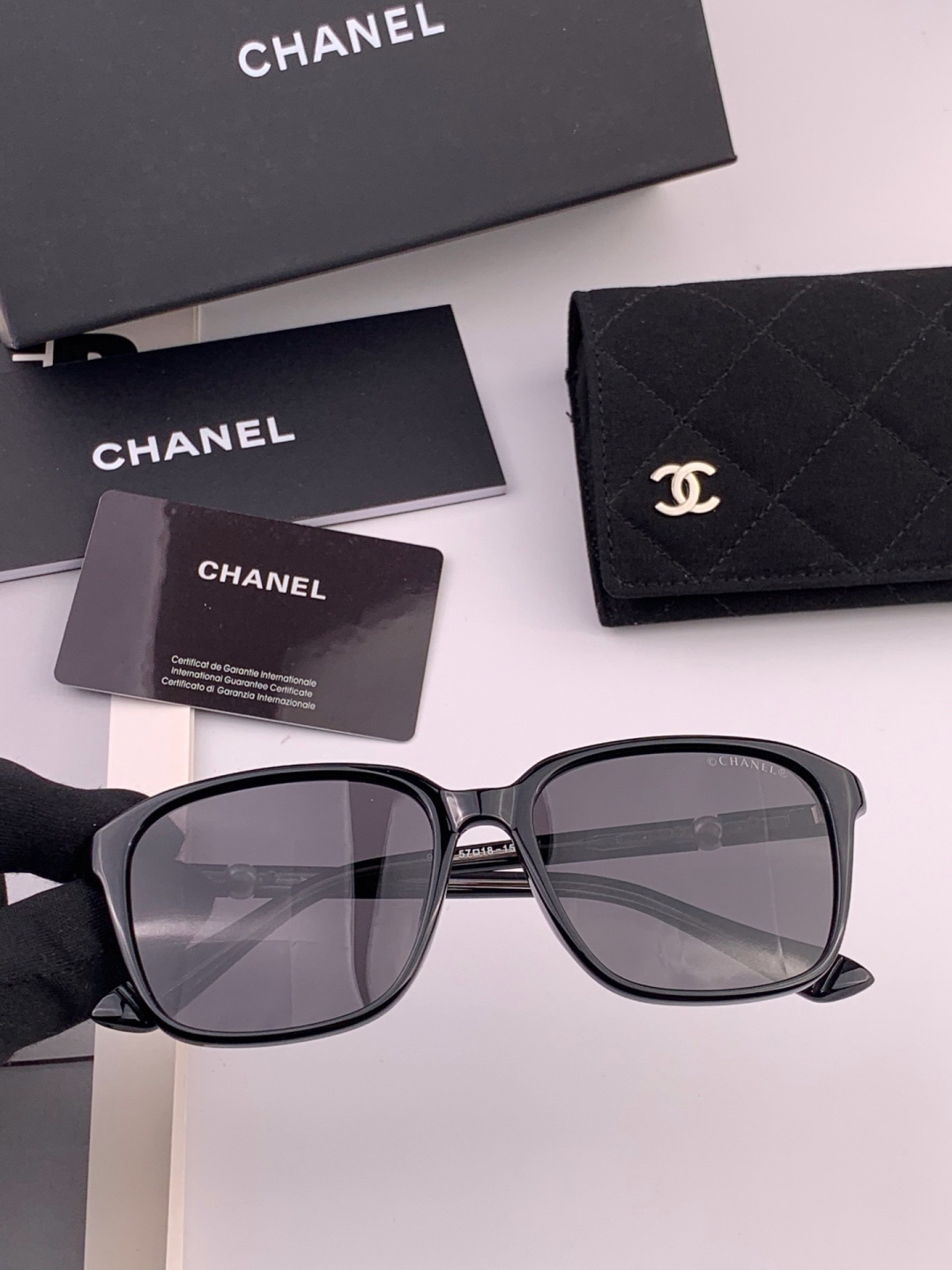 新品CHANEL 香奈儿太阳镜以独特魅力和前卫风格诠释春夏最新眼镜，以方框设计两边经典小香珍珠做点缀，中