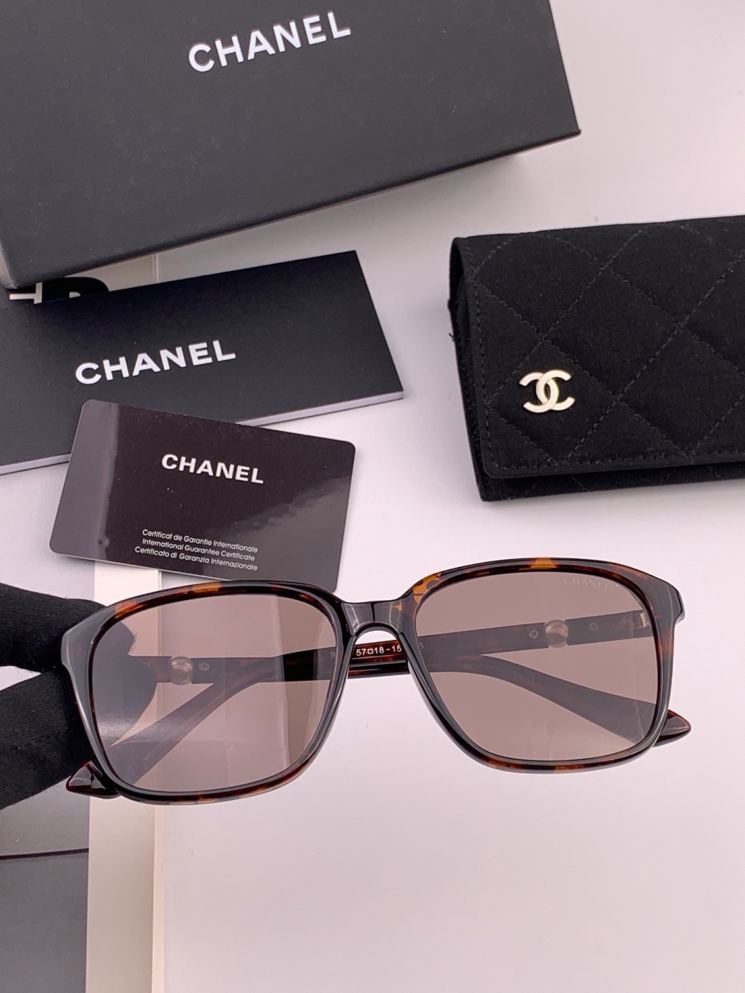 新品CHANEL 香奈儿太阳镜以独特魅力和前卫风格诠释春夏最新眼镜，以方框设计两边经典小香珍珠做点缀，中