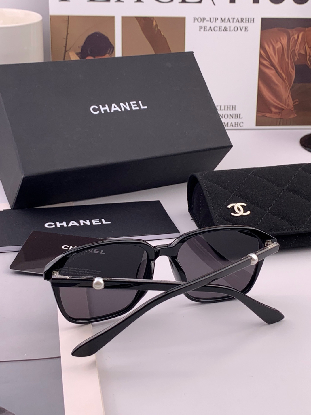 新品CHANEL 香奈儿太阳镜以独特魅力和前卫风格诠释春夏最新眼镜，以方框设计两边经典小香珍珠做点缀，中