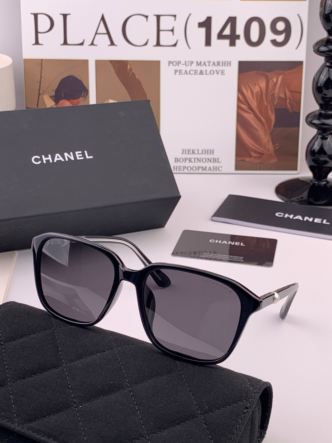 新品CHANEL 香奈儿太阳镜以独特魅力和前卫风格诠释春夏最新眼镜，以方框设计两边经典小香珍珠做点缀，中