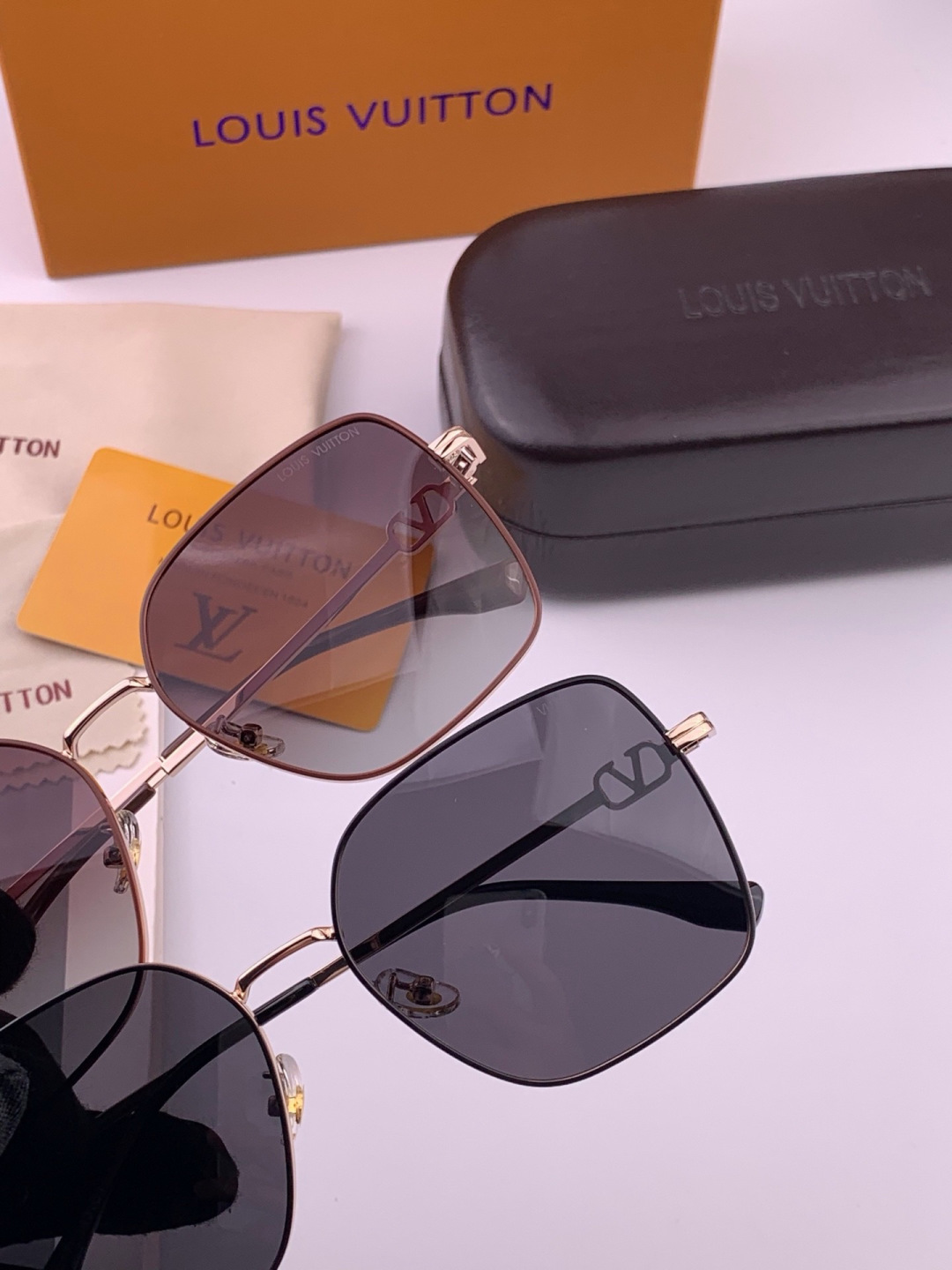 LV 。  高品质情侣款款墨镜   👍 进口宝丽来偏光镜片  。蛤蟆镜 开车钓鱼都可 。百搭显瘦墨镜韩版