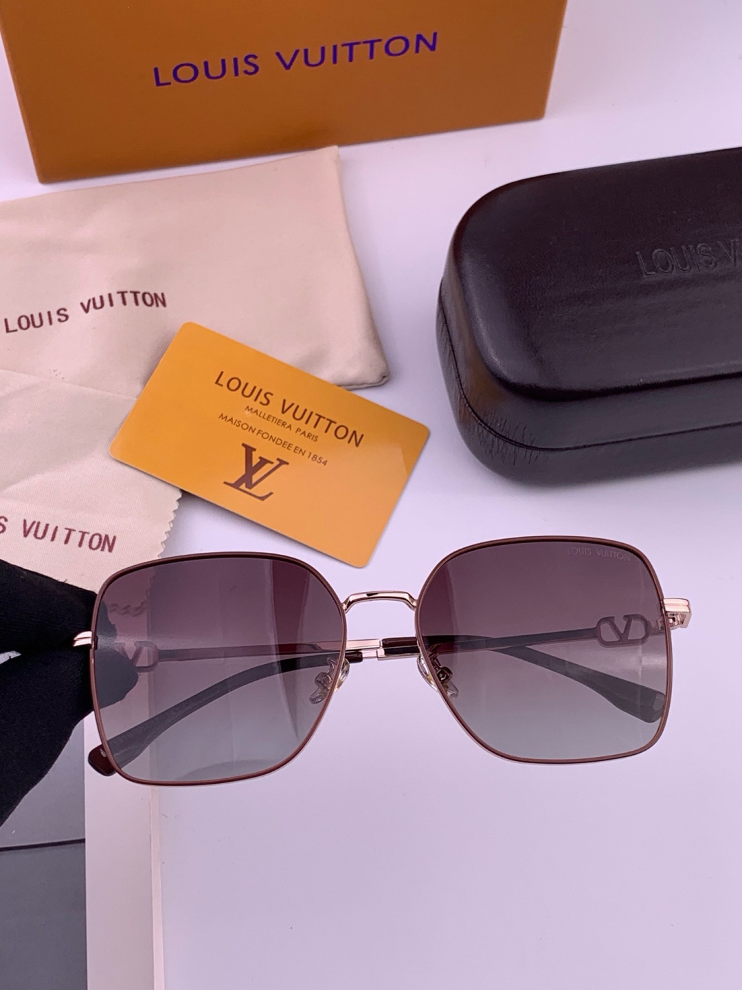 LV 。  高品质情侣款款墨镜   👍 进口宝丽来偏光镜片  。蛤蟆镜 开车钓鱼都可 。百搭显瘦墨镜韩版