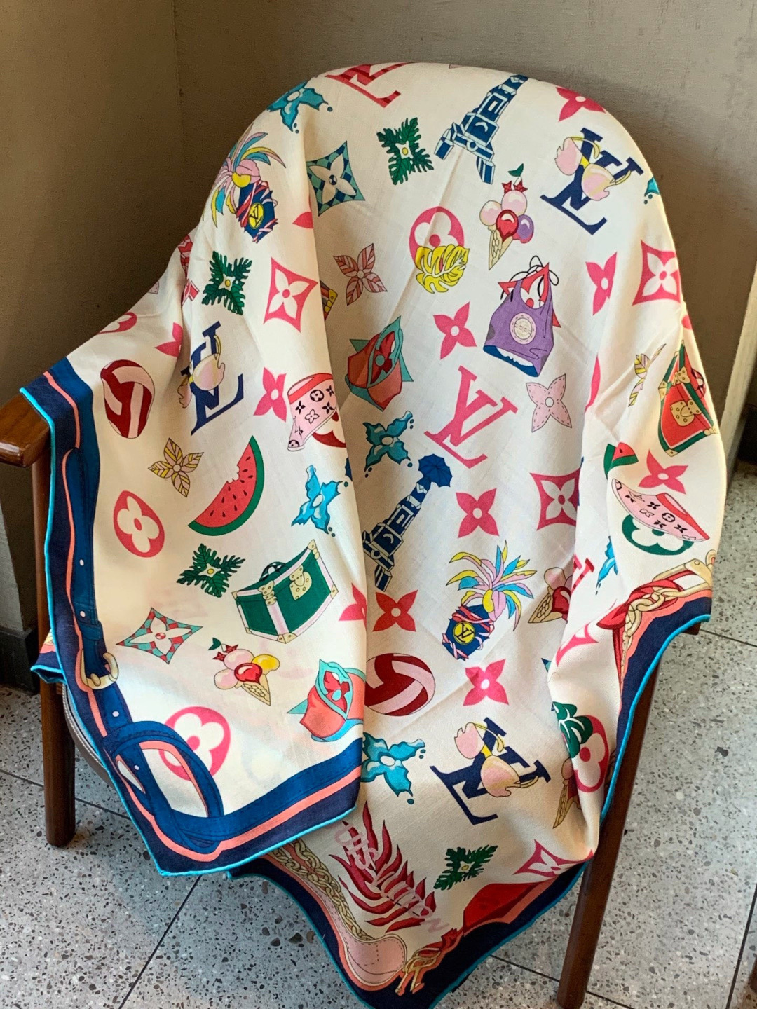 LV x TM 140披肩【140顶级丝绒双面同色披肩】本款L Multicolor披肩出自路易威登与知