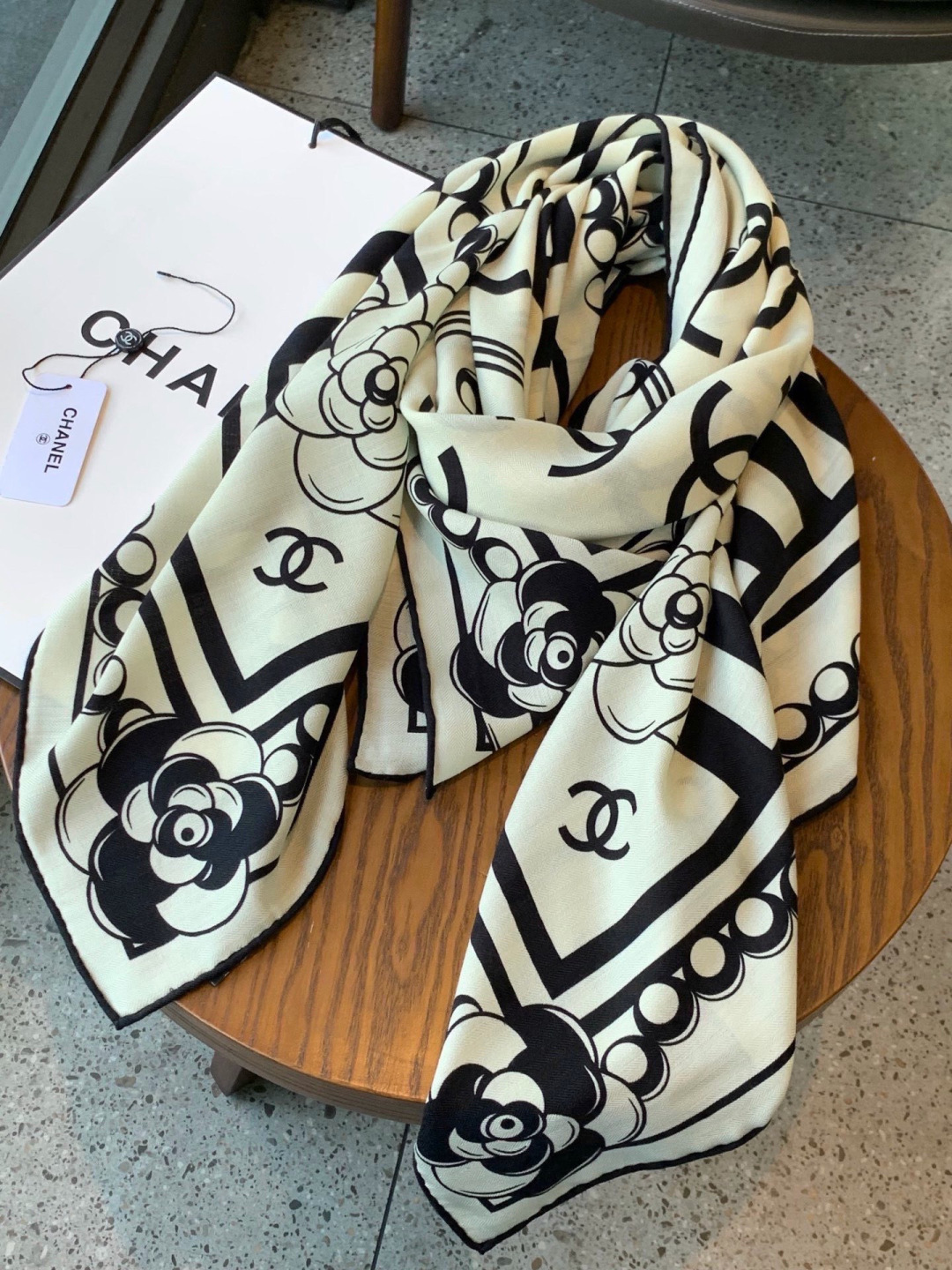 高级成衣系列～Chanel 【140双面同色丝绒披肩】此系列谱写一曲自由轻灵的赞歌本系列作品创新演绎品牌