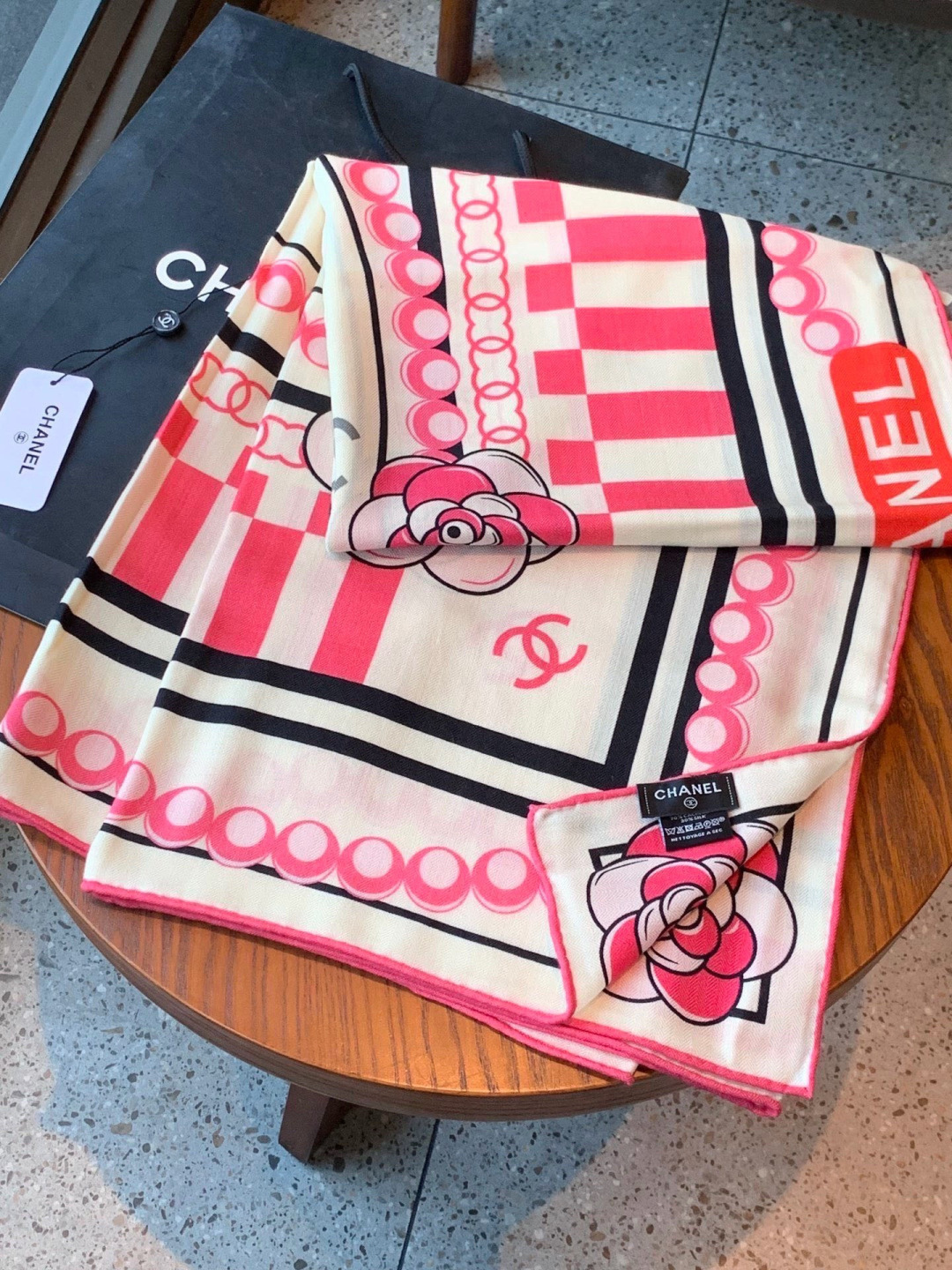 高级成衣系列～Chanel 【140双面同色丝绒披肩】此系列谱写一曲自由轻灵的赞歌本系列作品创新演绎品牌