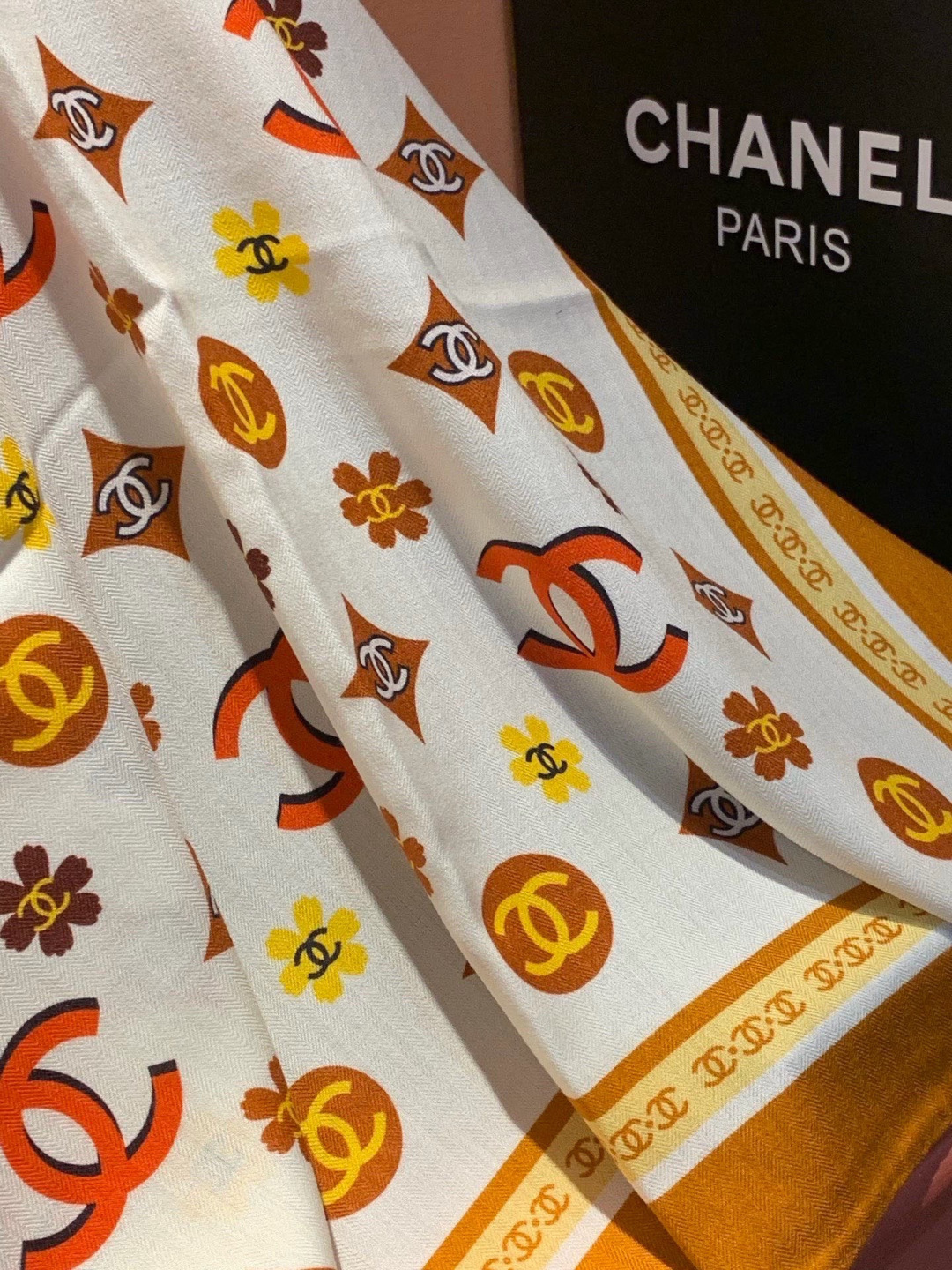 香奈儿上新❤️【Chanel】 经典茶花优雅Coco风，Chanel最新丝绒大方巾~气质到骨子里，香奶奶
