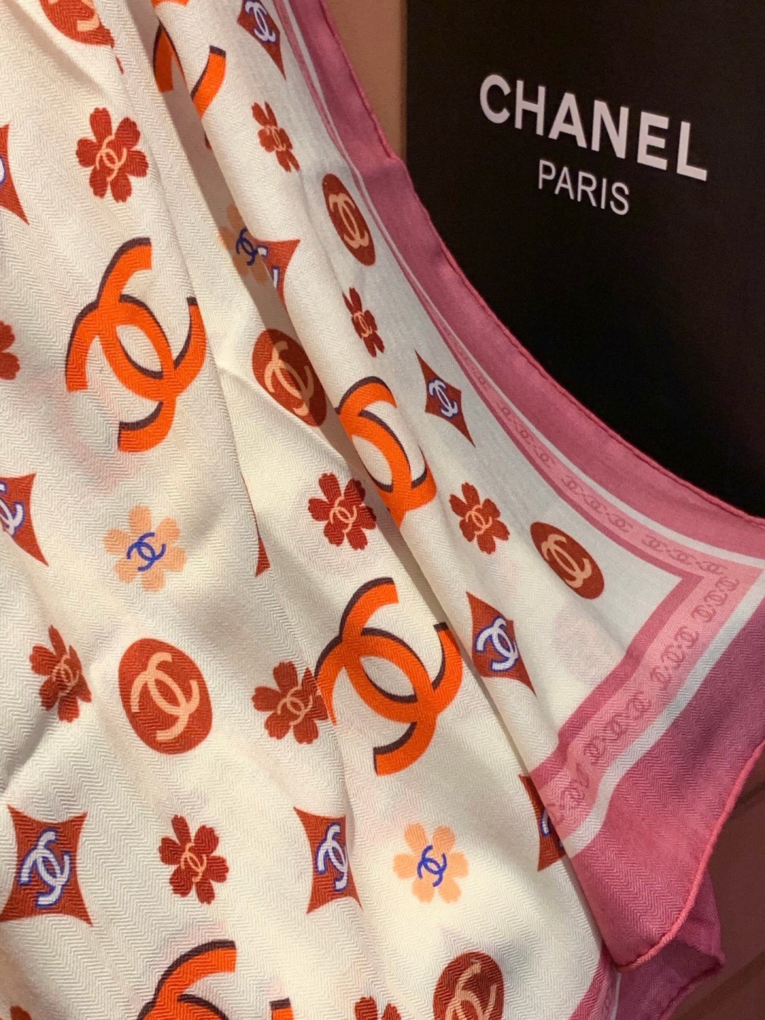 香奈儿上新❤️【Chanel】 经典茶花优雅Coco风，Chanel最新丝绒大方巾~气质到骨子里，香奶奶