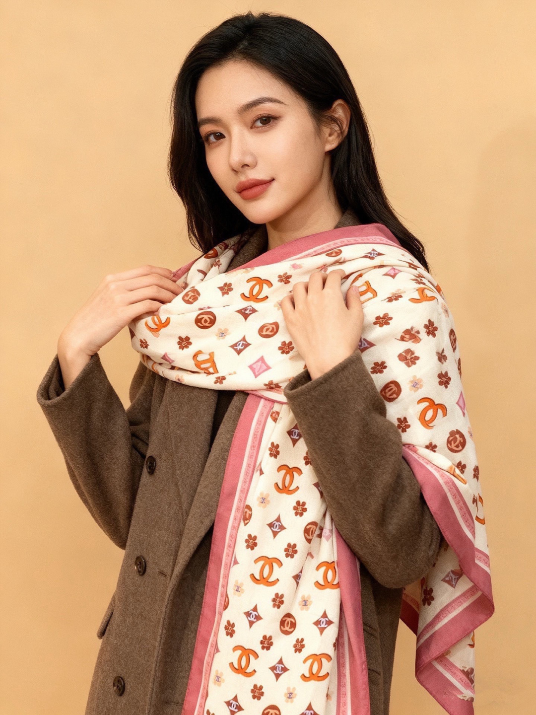 香奈儿上新❤️【Chanel】 经典茶花优雅Coco风，Chanel最新丝绒大方巾~气质到骨子里，香奶奶