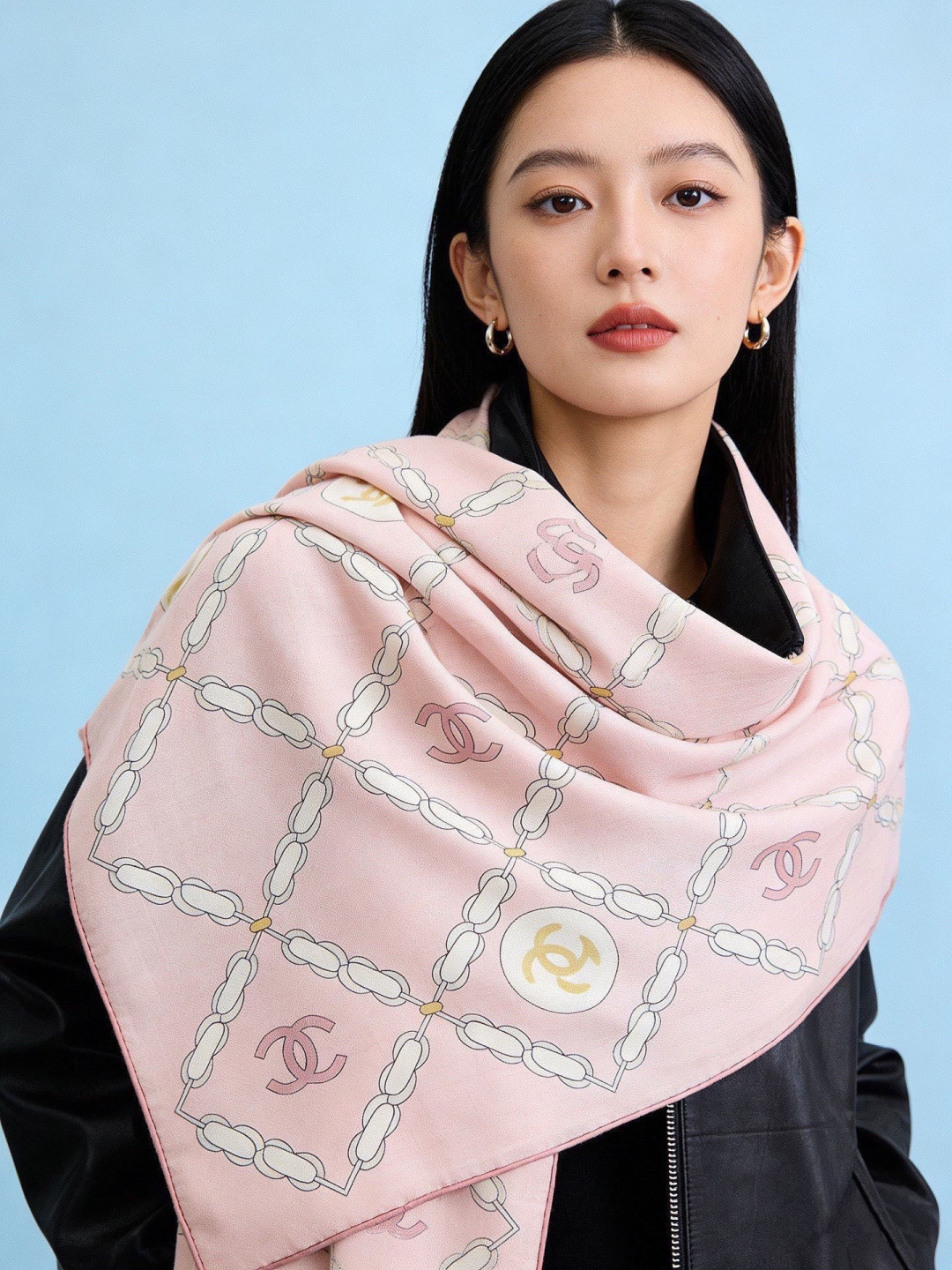 高级成衣系列～Chanel 【140双面同色丝绒披肩】此系列谱写一曲自由轻灵的赞歌本系列作品创新演绎品牌