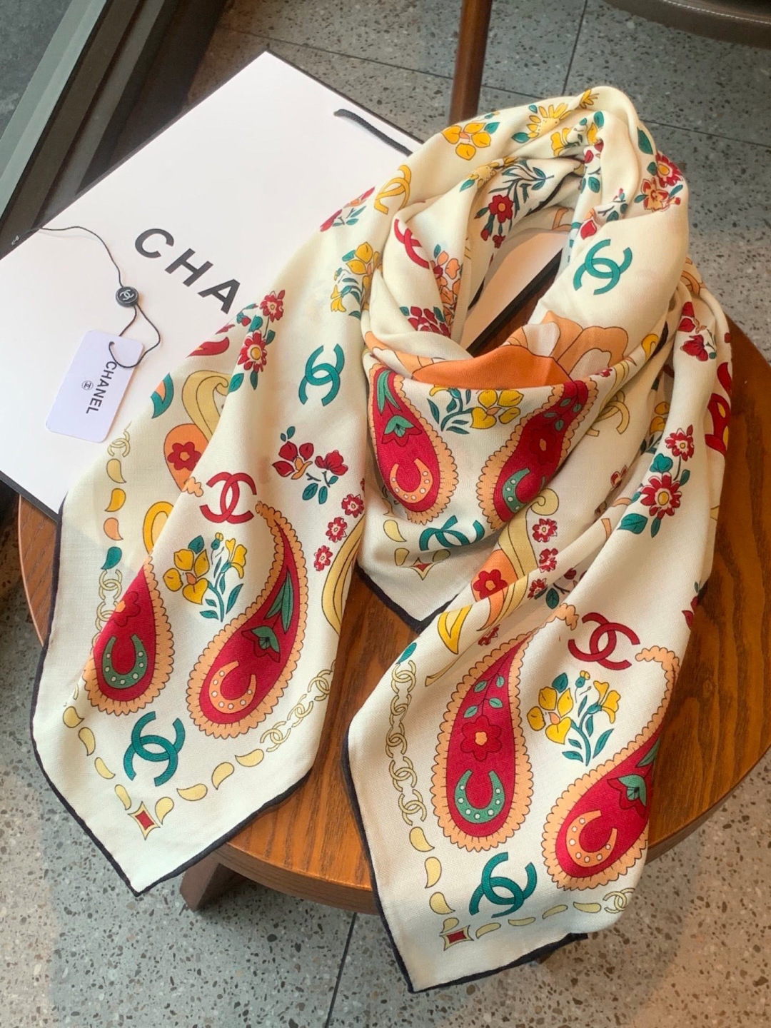 高级成衣系列～Chanel 【140双面同色丝绒披肩】此系列谱写一曲自由轻灵的赞歌本系列作品创新演绎品牌